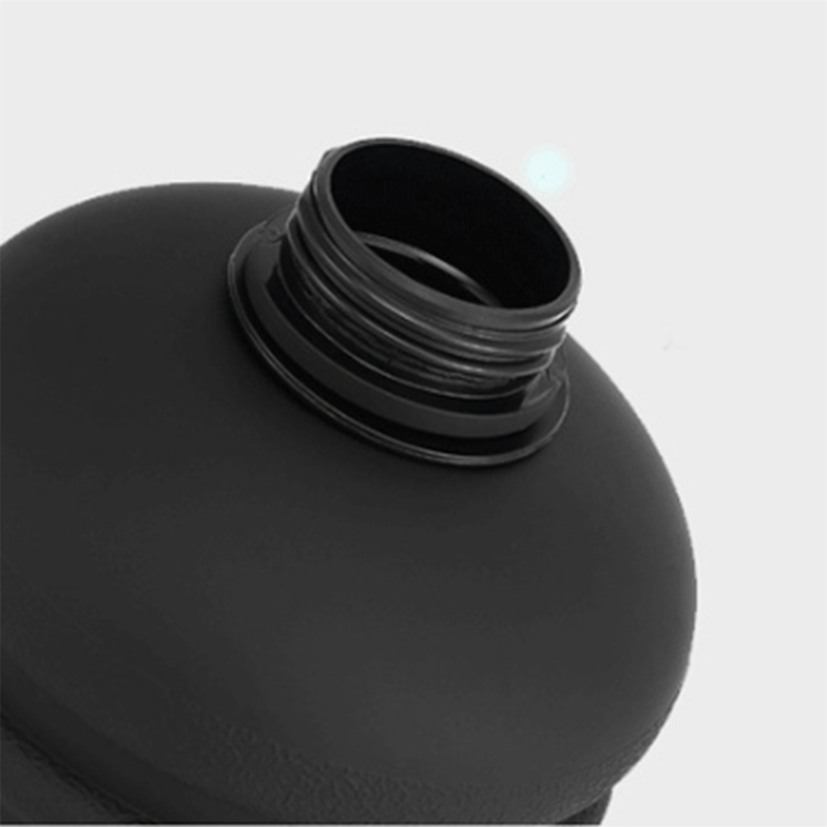 Nahaufnahme einer schwarzen Plastikflasche mit Gewindeöffnung.