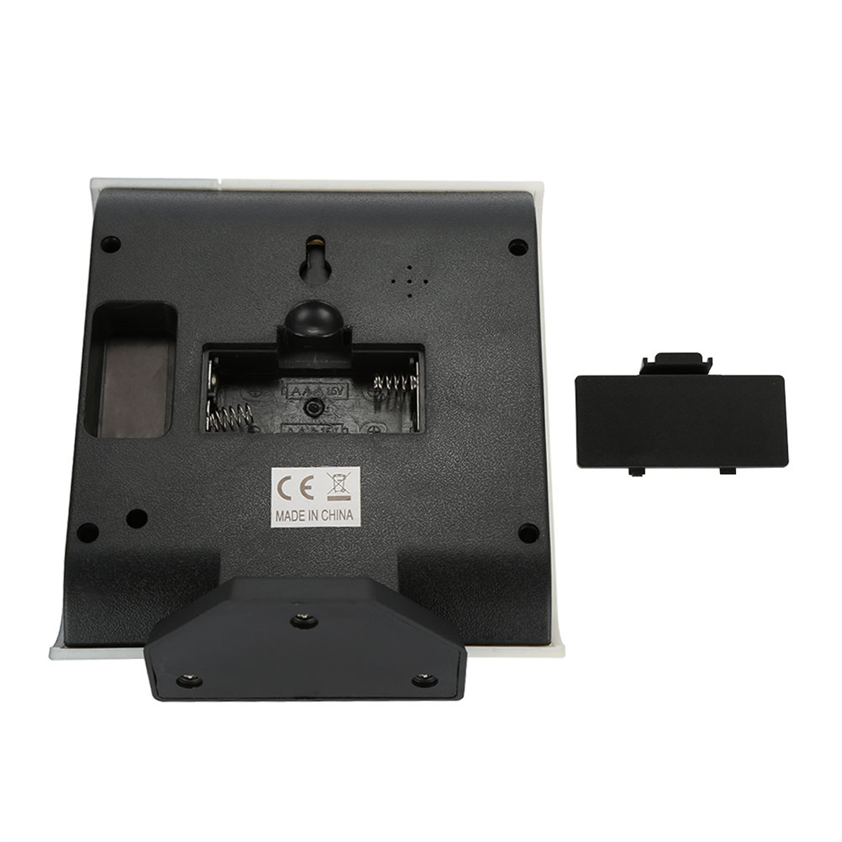 Rückseite eines schwarzen Geräts mit Batteriefach und Ladeanschluss.