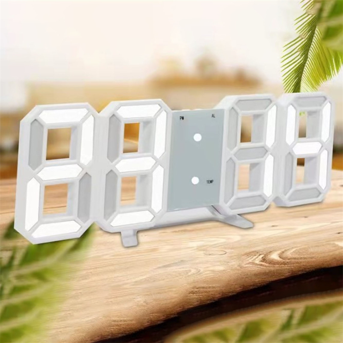 Eine weiße LED-Digitaluhr mit großen Zahlen, auf einem Holztisch angezeigt.