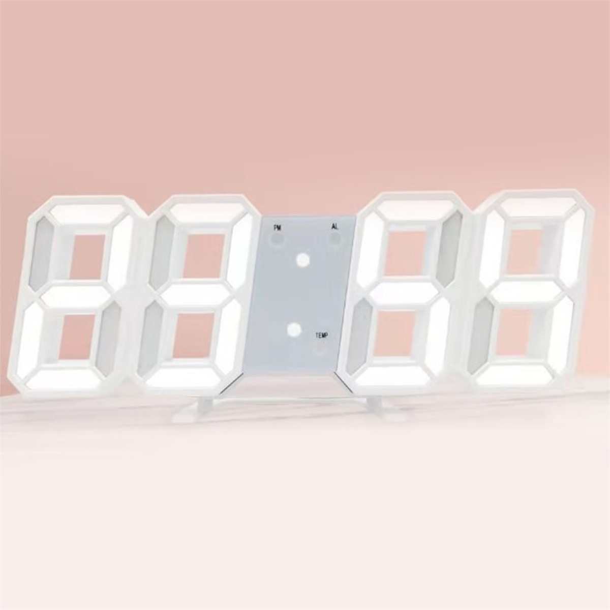 Eine weiße Digitaluhr mit großen, beleuchteten Zahlen auf rosa Hintergrund.