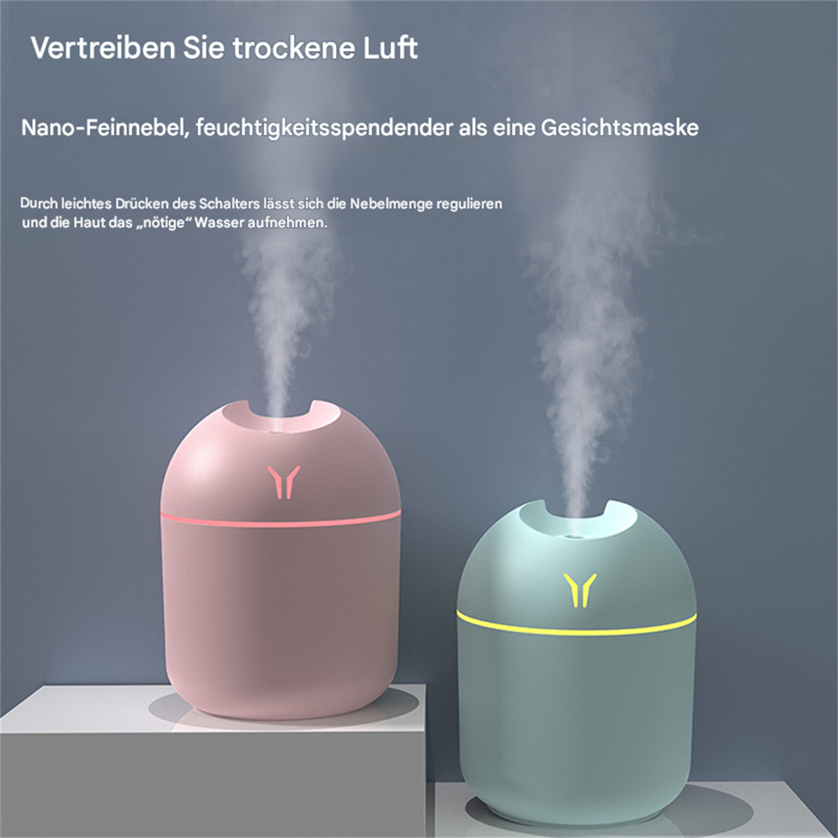 Zwei kleine Luftbefeuchter, rosa und blaugrün, die Dampf abgeben. Sie stehen auf einer Plattform, mit grauem Hintergrund.