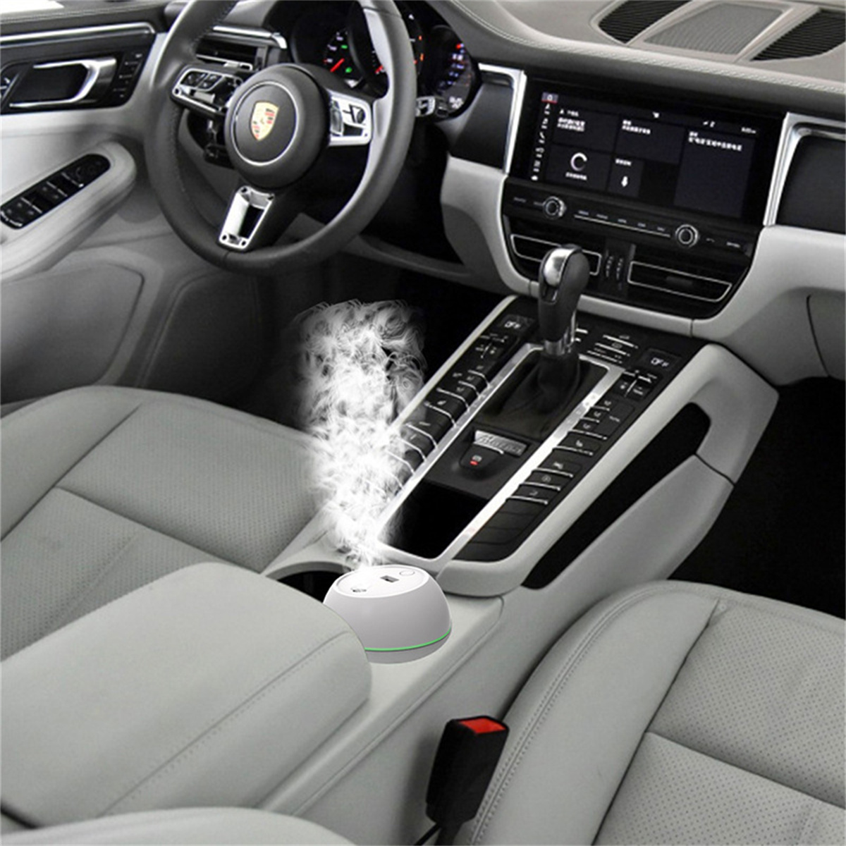 Innenraum eines Autos mit einem Diffusor in der Mittelkonsole, der einen weißen Nebel ausstößt.
