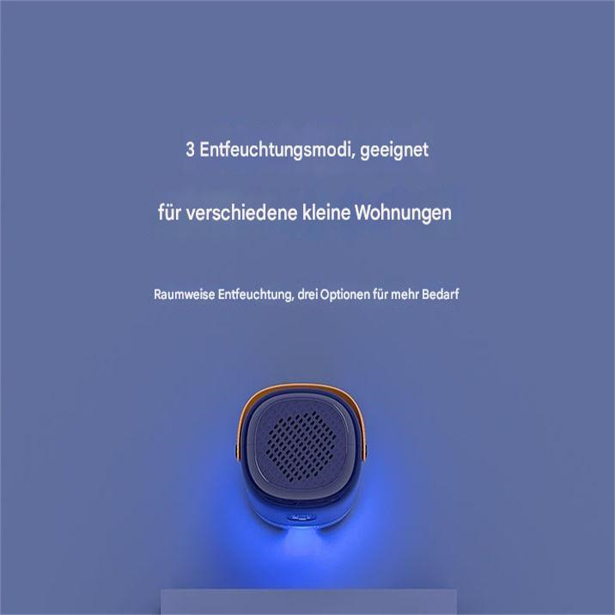 Ein blauer, kompakter Luftentfeuchter mit dunkelgrauer Oberseite und hellblauem Leuchten am Sockel. Der Hintergrund ist blau.