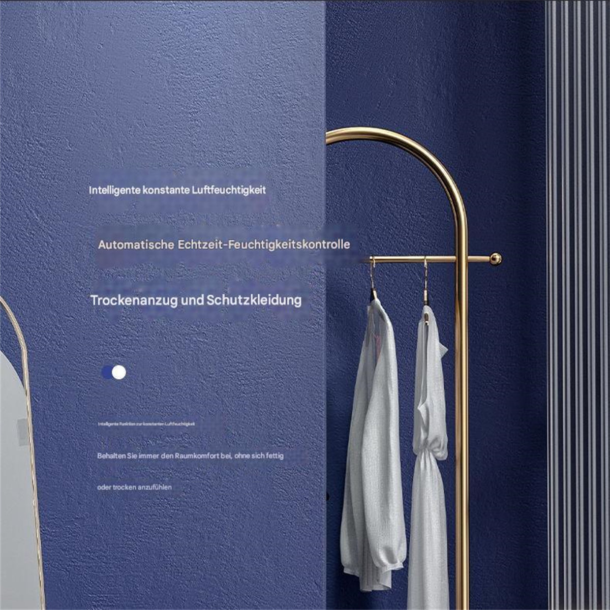 Ein goldener Kleiderständer mit daran hängenden Kleidungsstücken, vor einer blauen Wand.