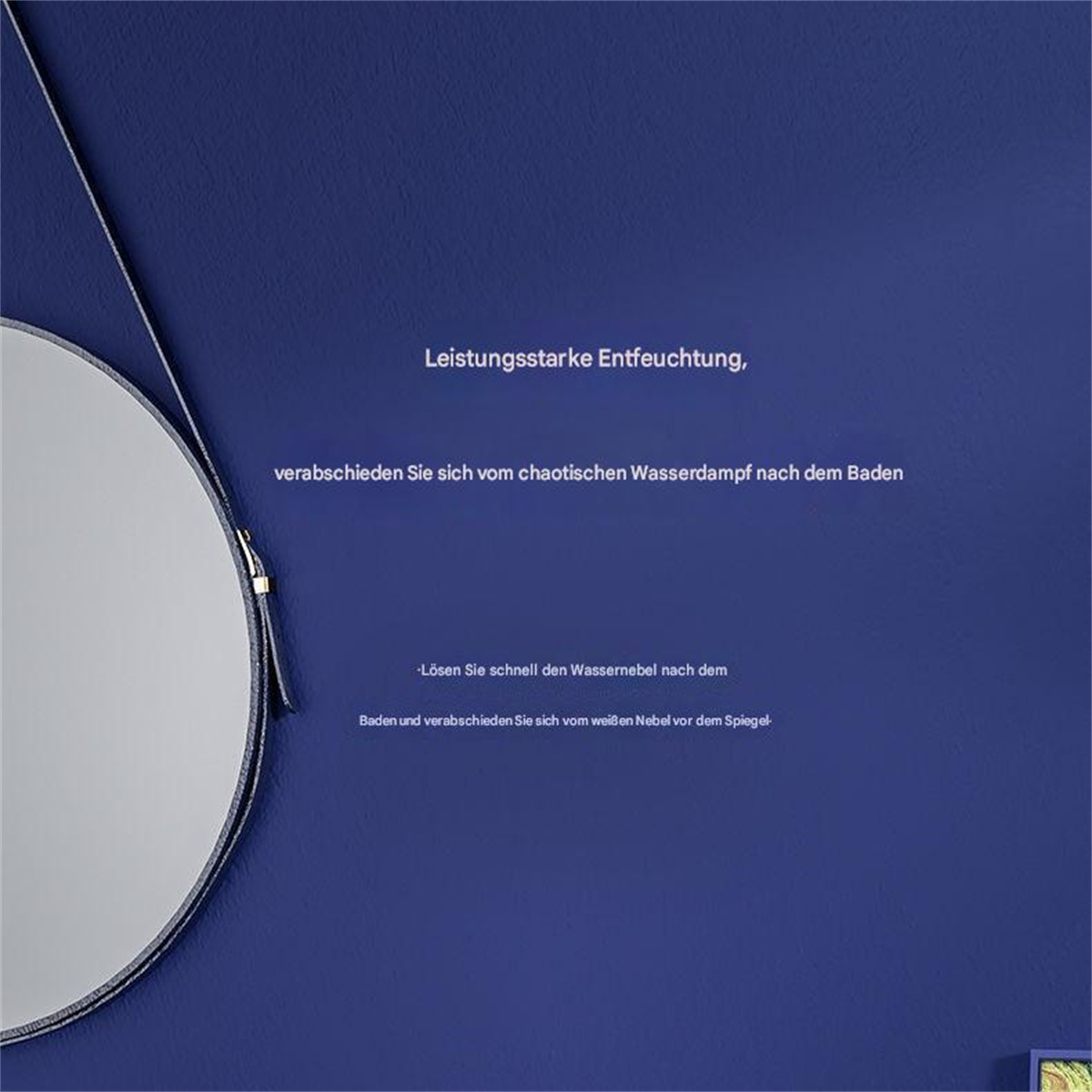 Ein Spiegel hängt an einer blauen Wand mit Text auf Deutsch.