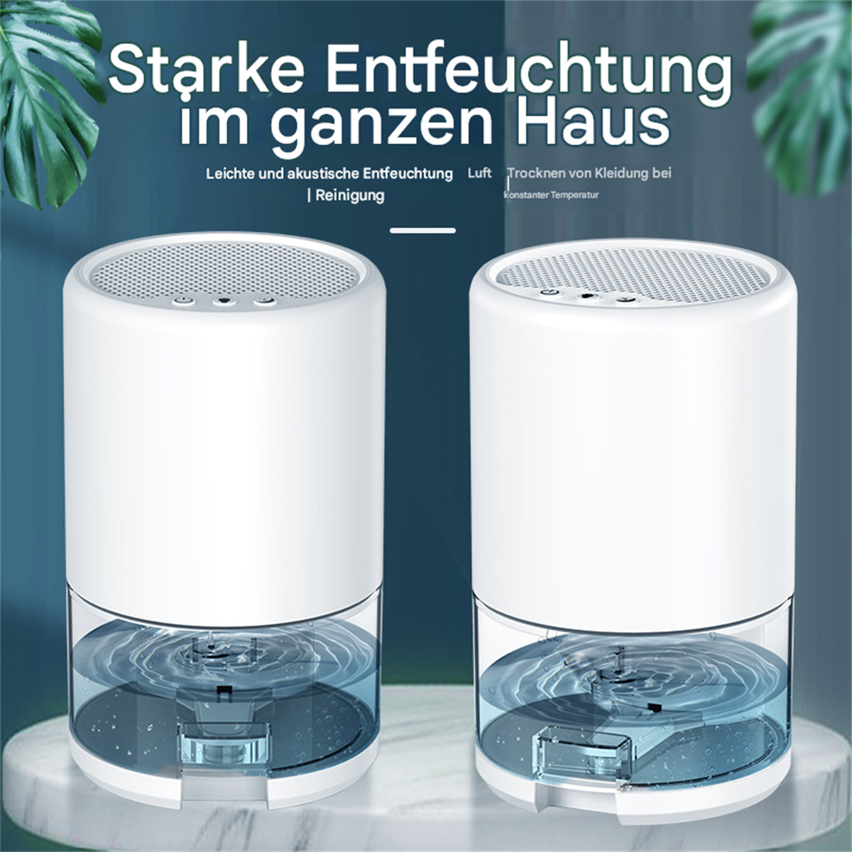 Zwei weiße Luftentfeuchter mit blauen Wassertanks, vor weißem und grünem Hintergrund.