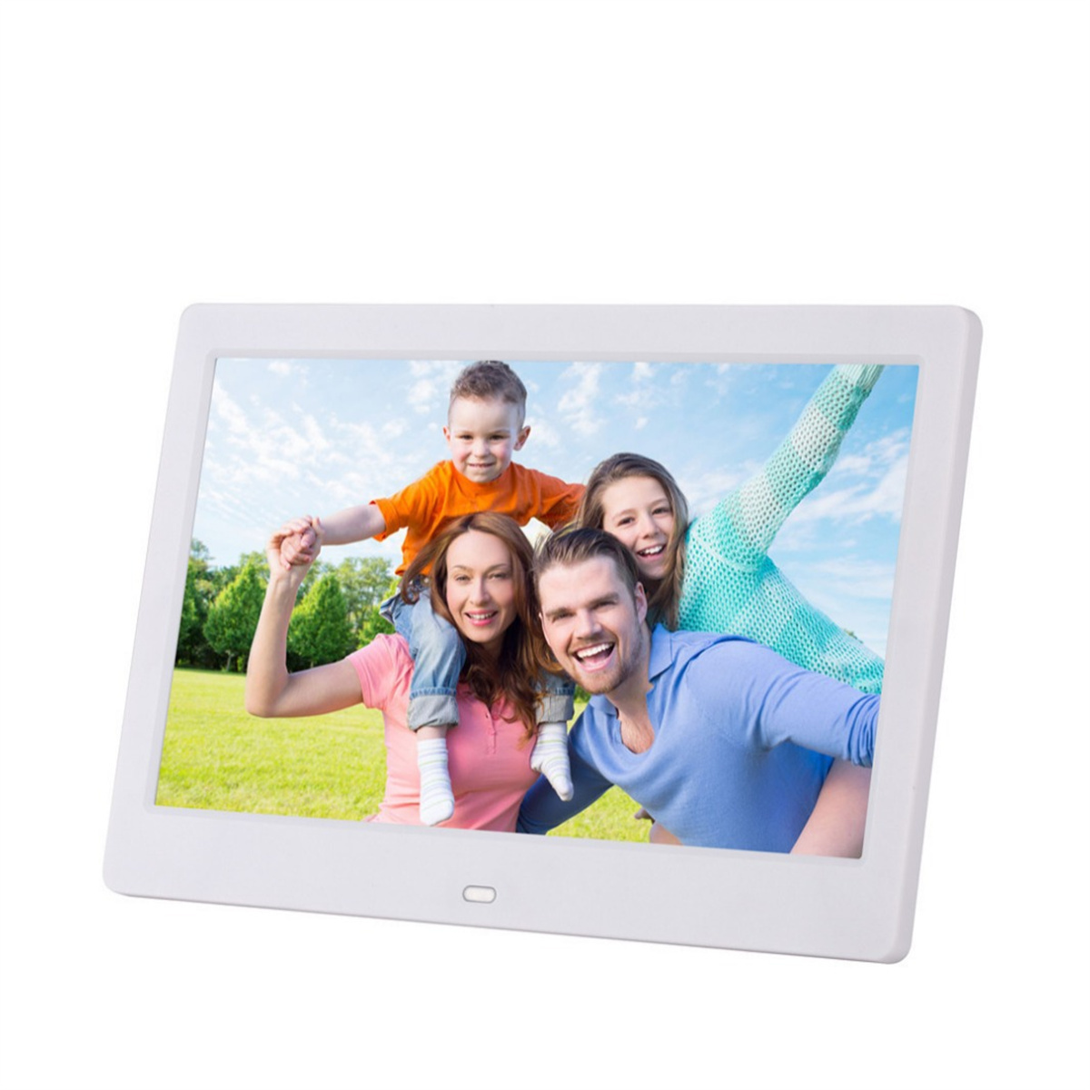 Ein digitaler Bilderrahmen, der eine Familie zeigt. Der Rahmen ist weiß und die Familie befindet sich in einer grünen Umgebung.