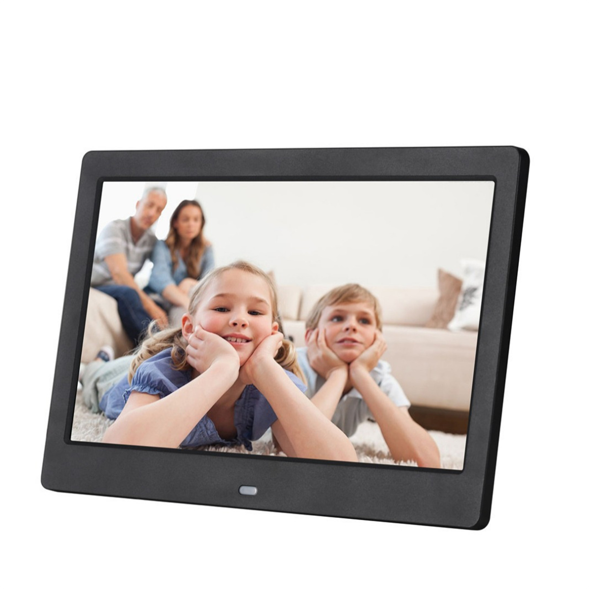 Digitaler Bilderrahmen zeigt Familie im Hintergrund und zwei Kinder im Vordergrund.