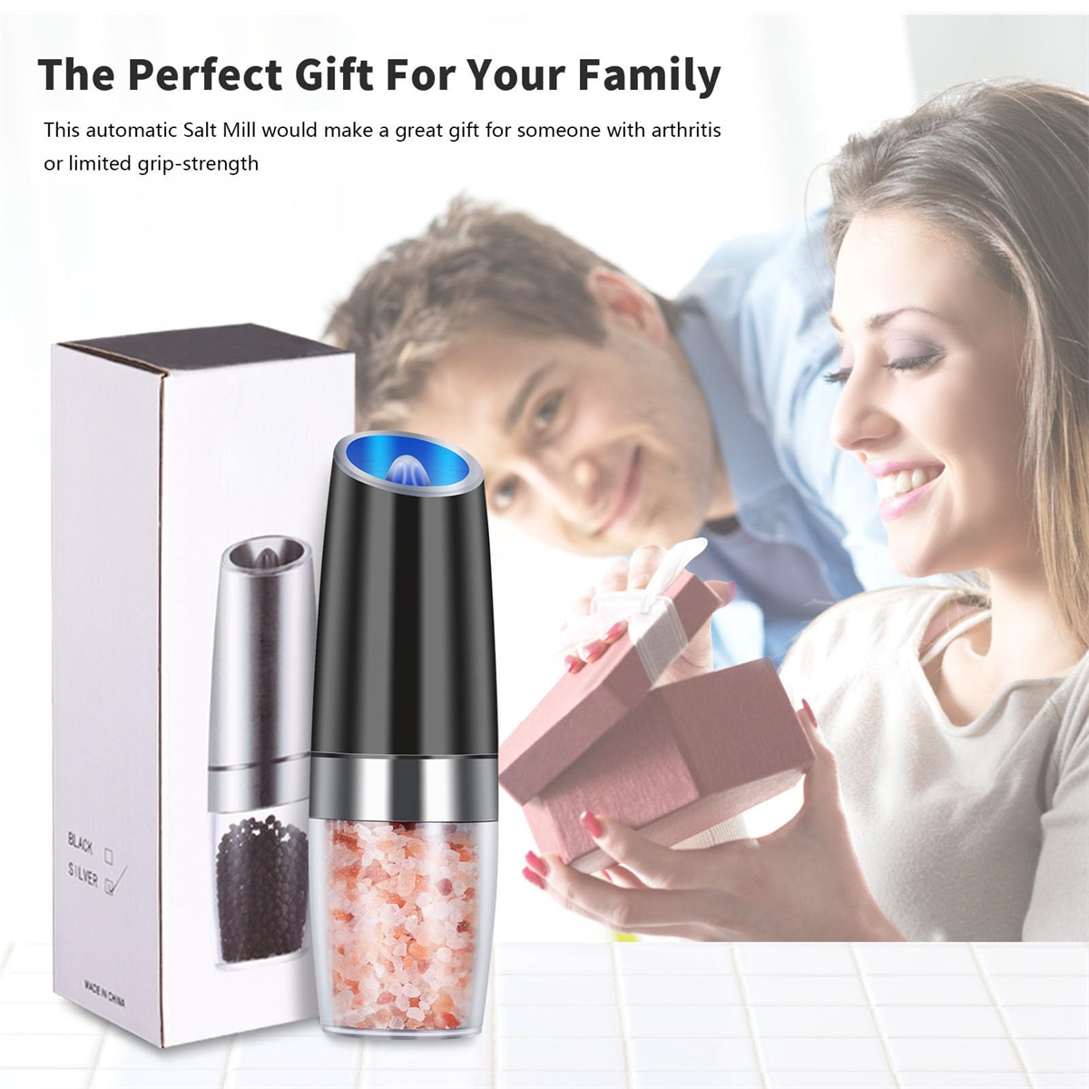 Eine Salzmühle, schwarz und silber, mit einer Frau, die im Hintergrund ein Geschenk von einem Mann erhält.