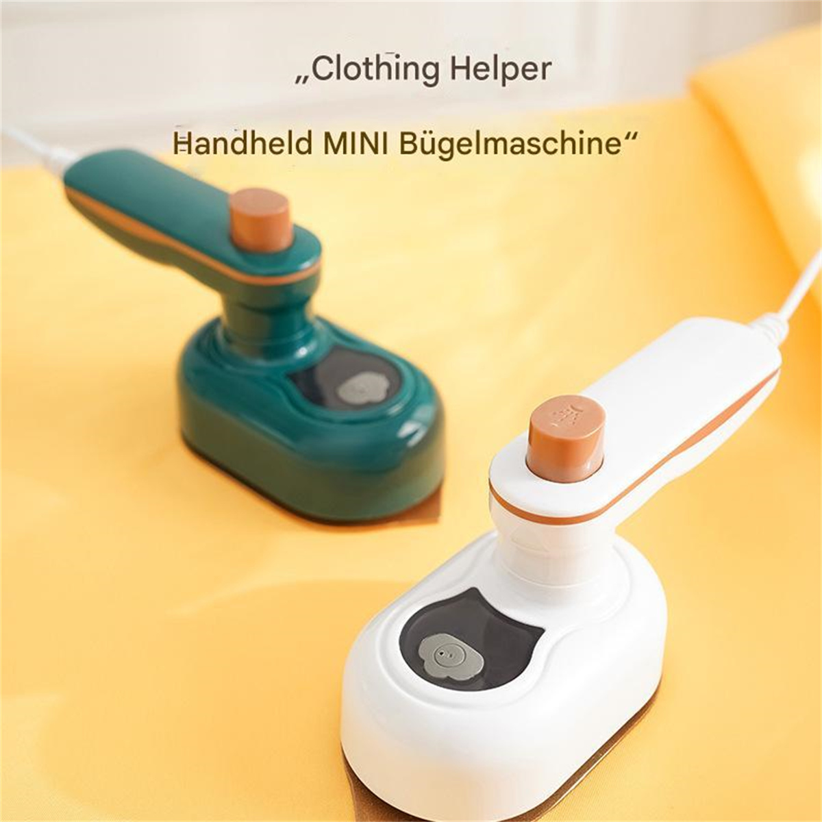 Zwei Mini-Bügeleisen, grün und weiß, mit braunen Akzenten, auf gelber Oberfläche.
