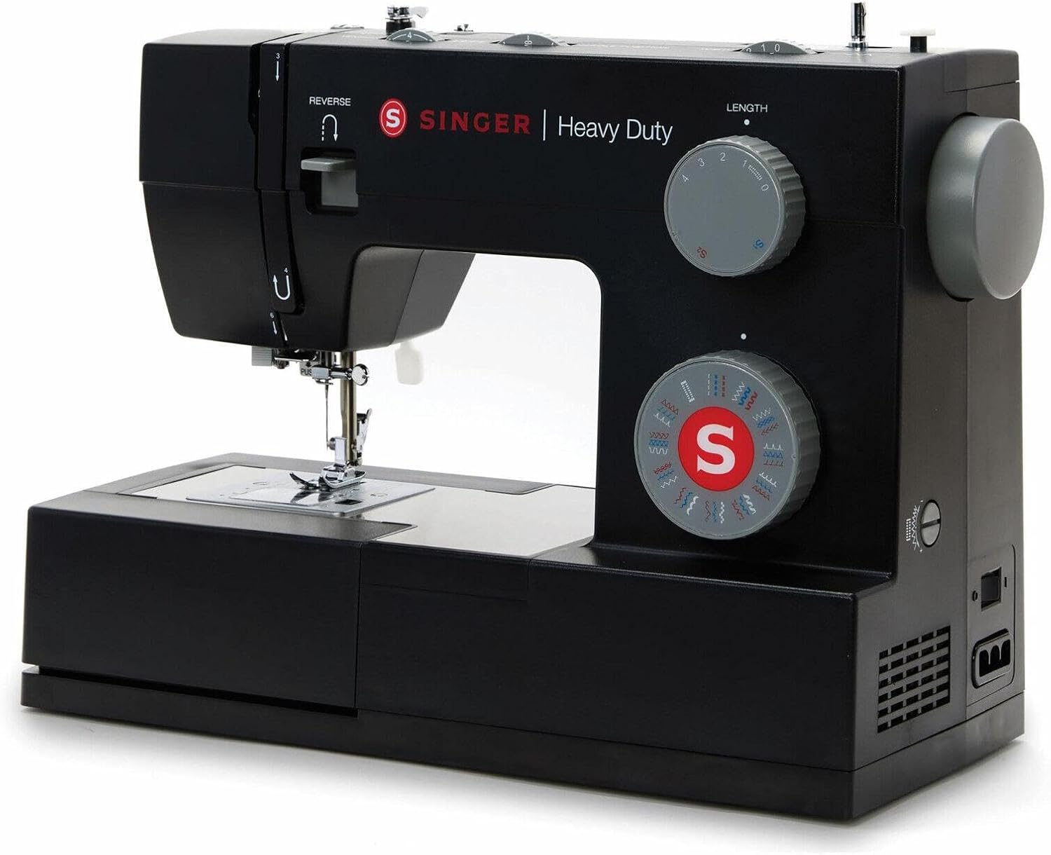 Máquina de coser Singer Heavy Duty negra. Los controles y diales son visibles. La máquina está sobre una superficie blanca.
