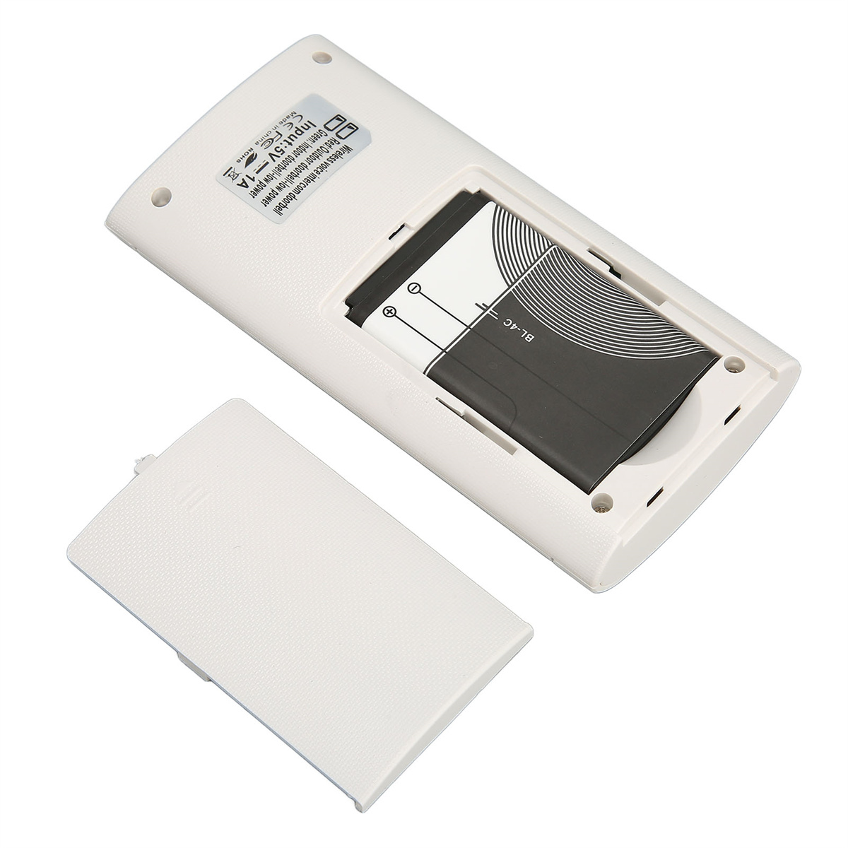 Ein weißes Gerät mit geöffnetem Batteriefach. Eine Batterie ist drin, die Abdeckung ist ab.