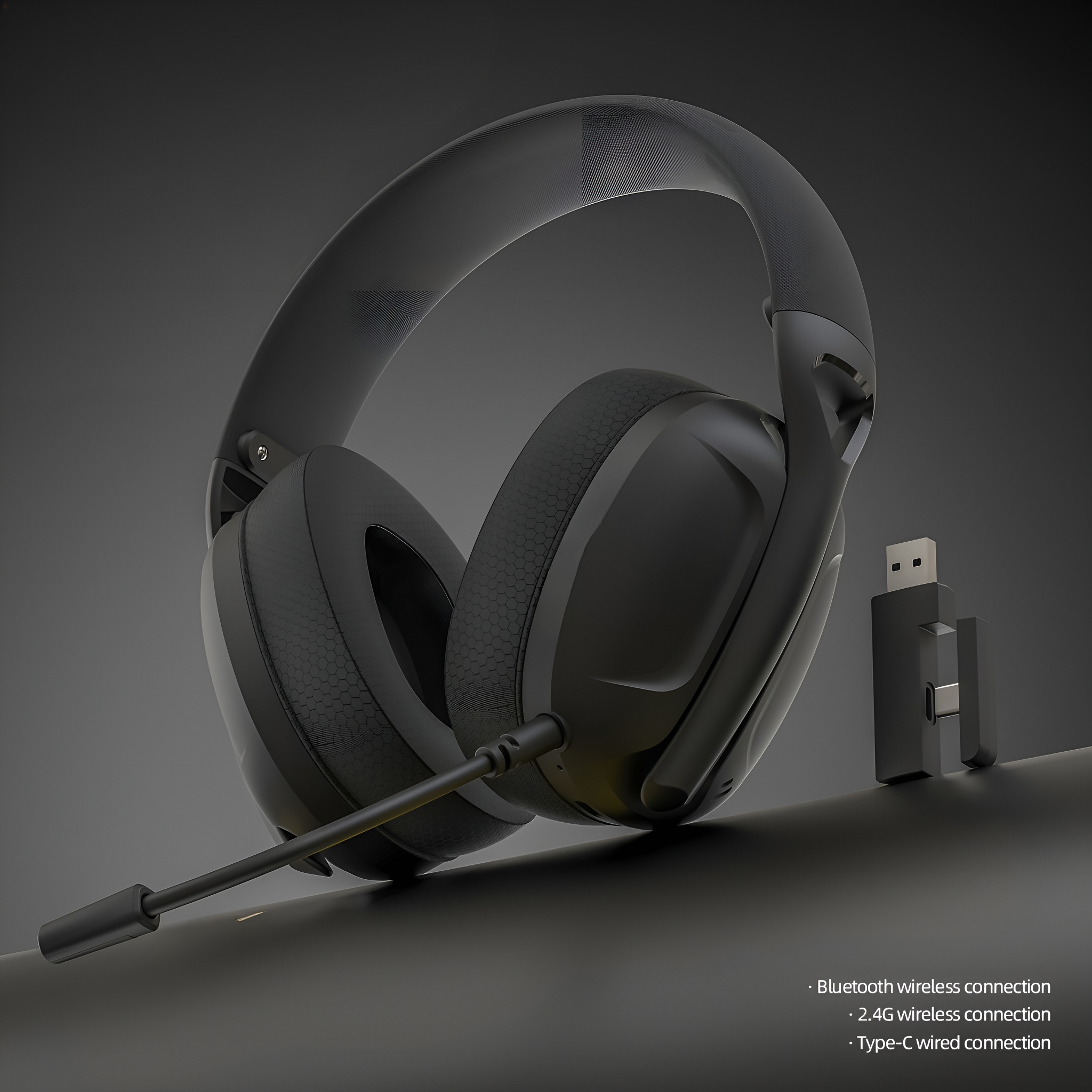 Schwarze Kopfhörer mit Mikrofon und kleinem schwarzem USB-Empfänger. Auf dunkler Oberfläche.