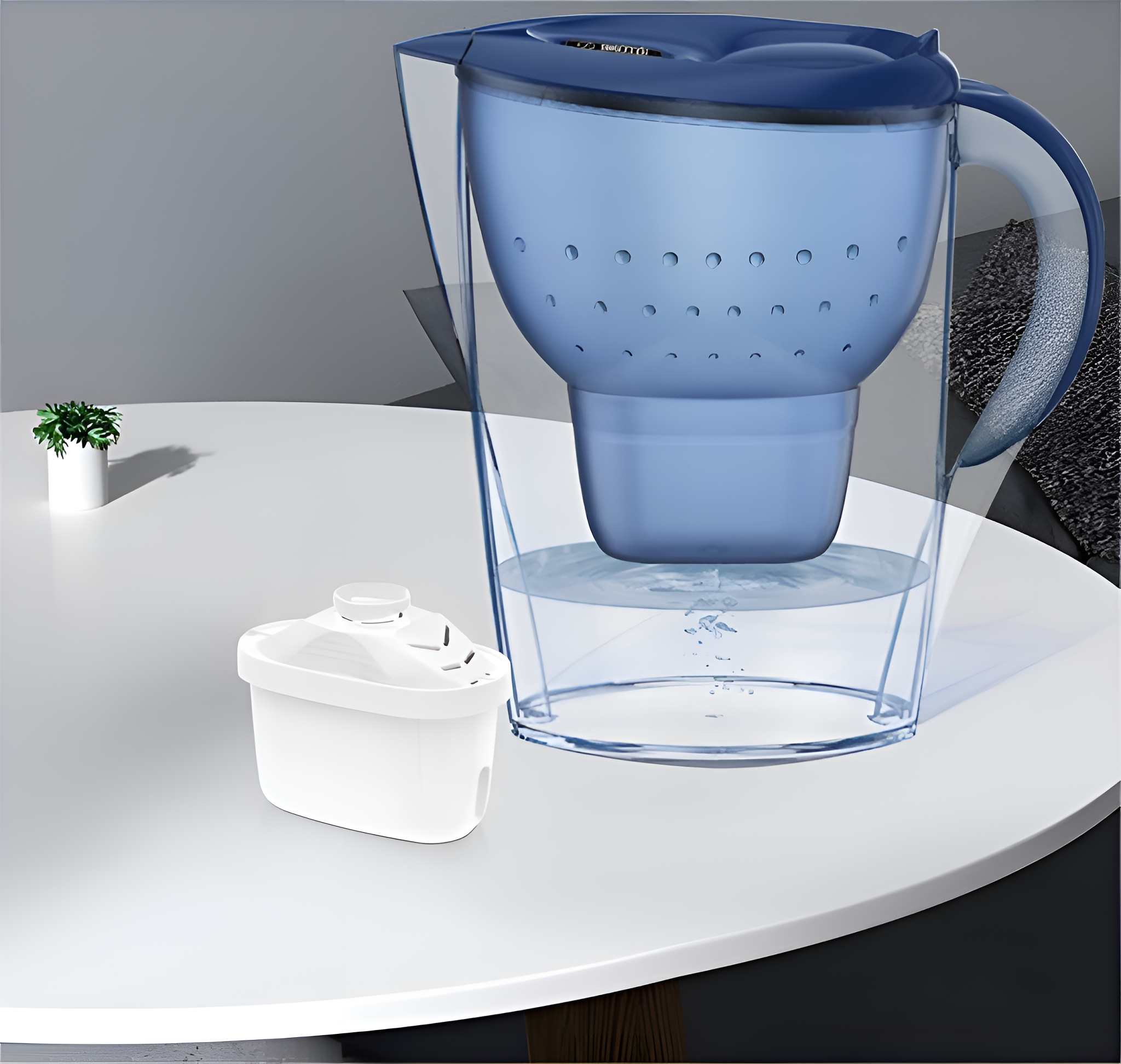 Blauer Wasserfilter-Krug mit weißem Ersatzfilter auf einem Tisch.