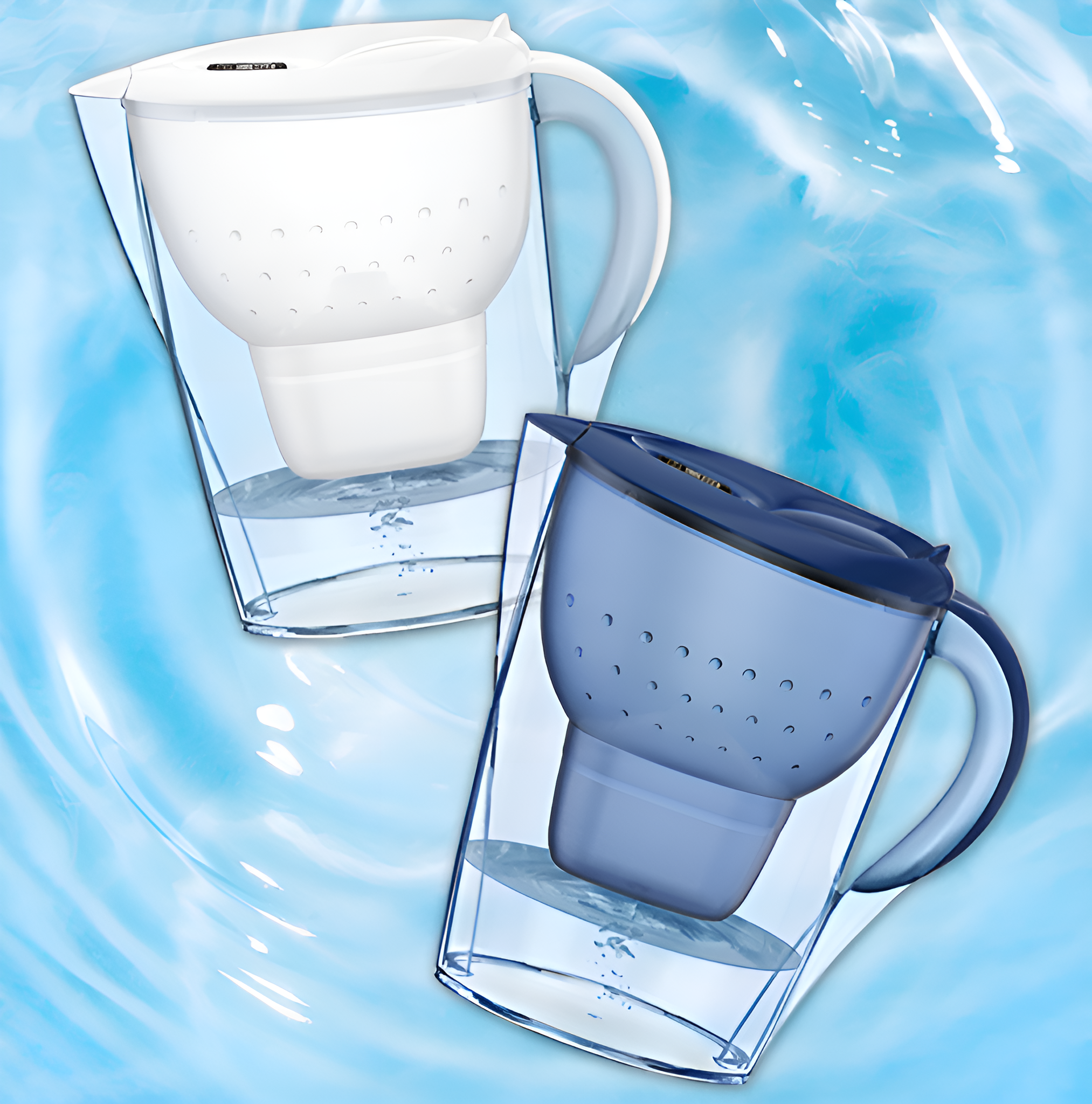 Zwei Wasserfilter-Kannen, eine weiße und eine blaue, die in Wasser sitzen. Der Hintergrund ist ein Wassermuster.
