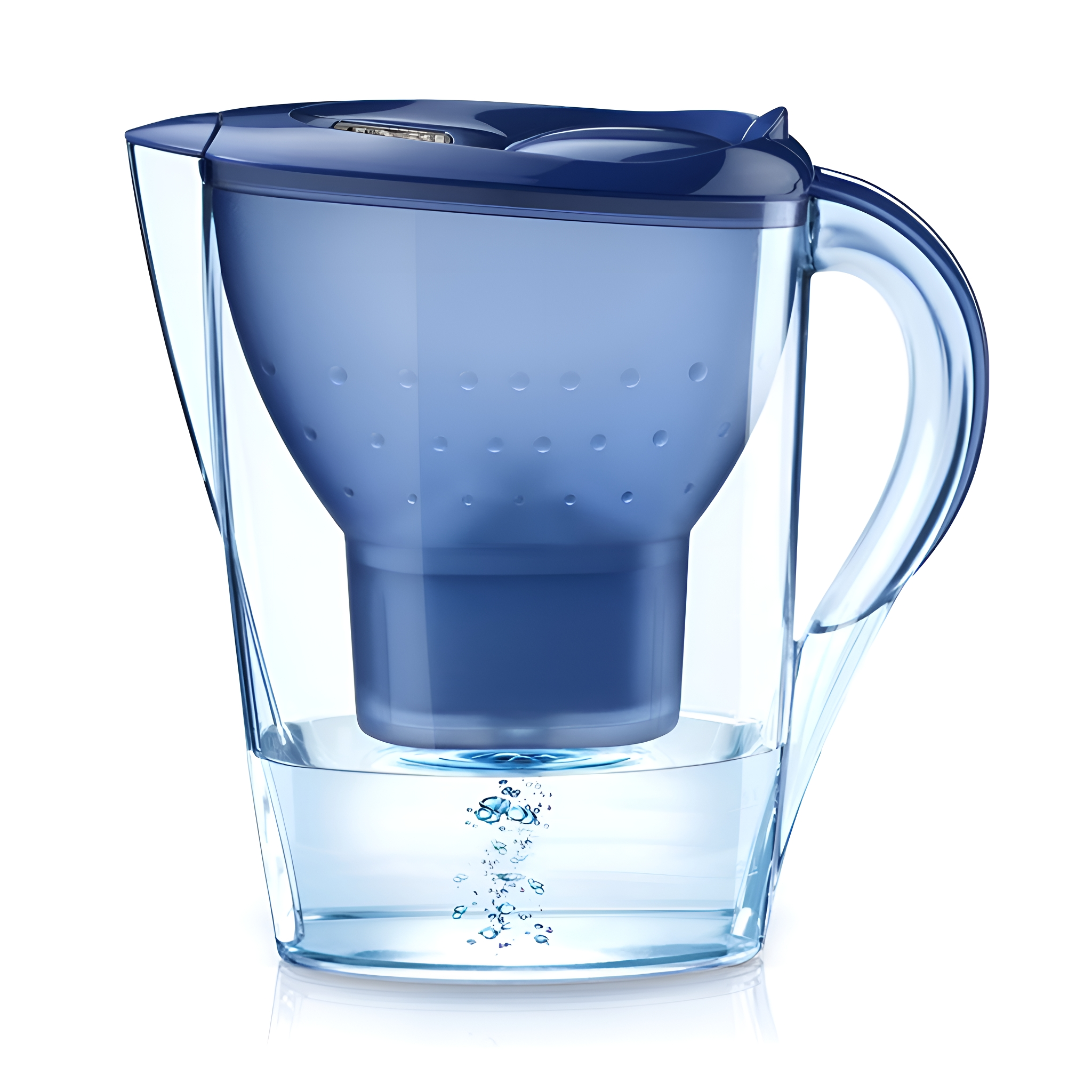 Klarer Wasserfilter-Krug mit blauen Akzenten, gefüllt mit Wasser und Blasen.
