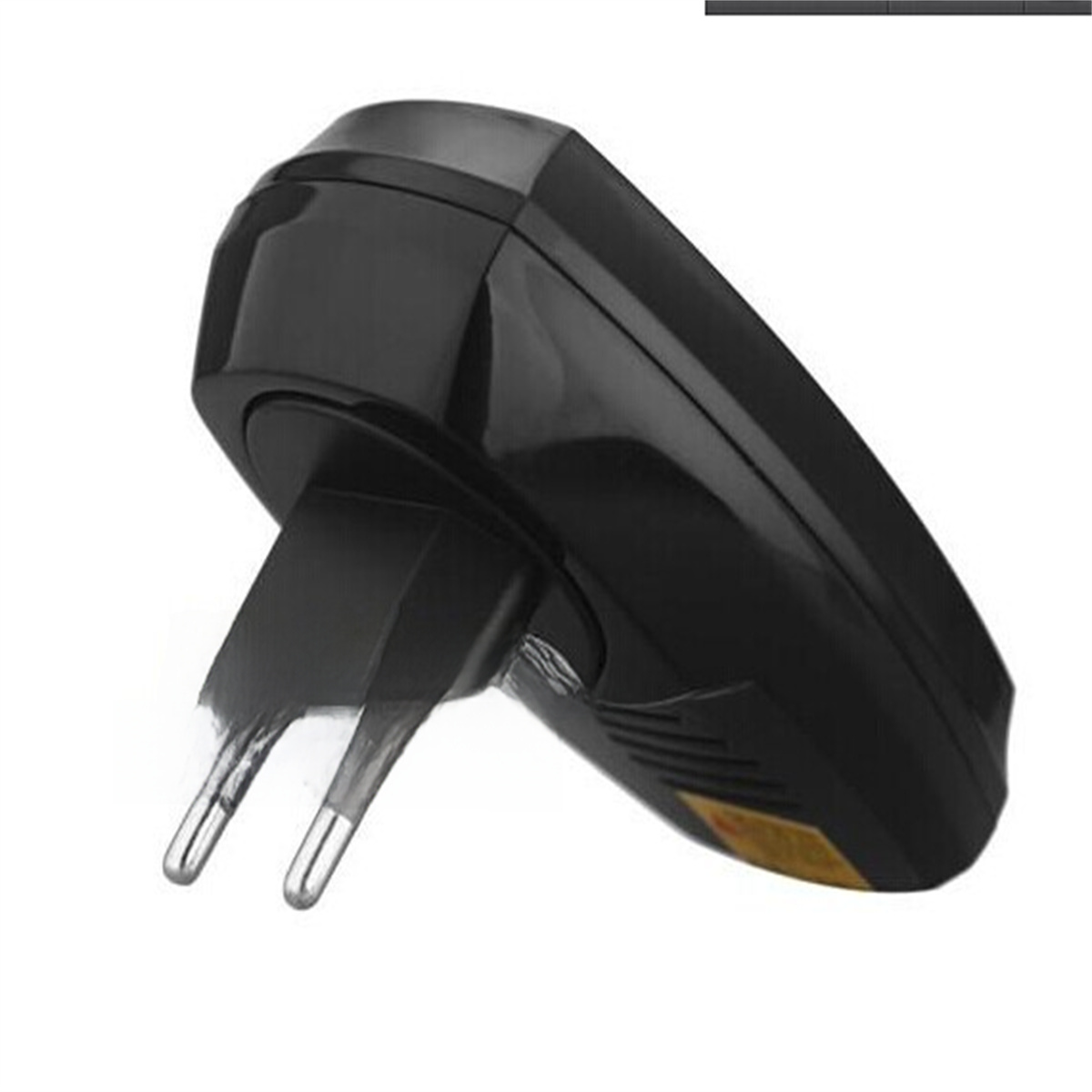 Ein schwarzer, elektrischer Steckeradapter. Er hat zwei Stifte und einen rechteckigen Körper. Weißer Hintergrund.