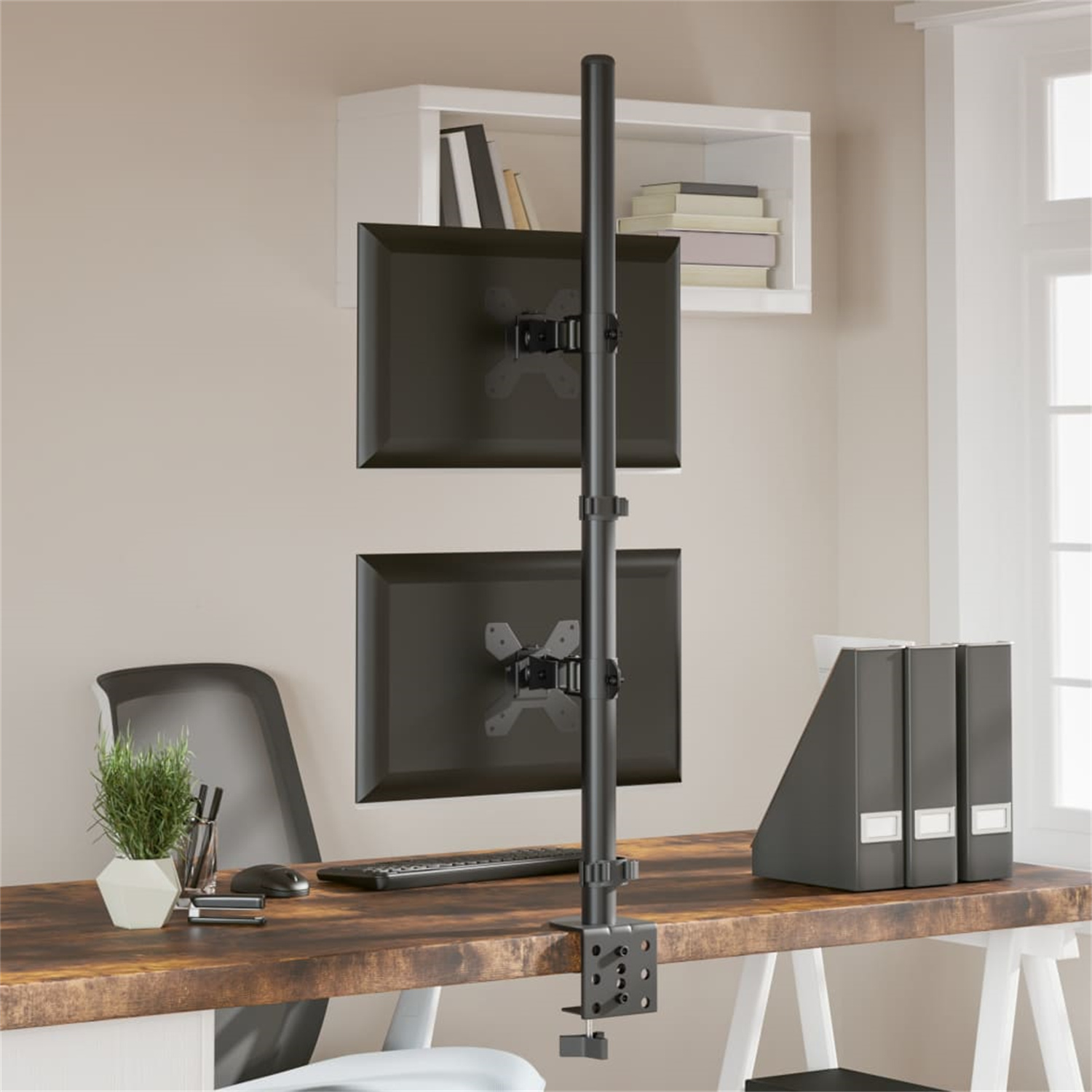 Schreibtisch mit Doppelmonitorhalterung, zwei Monitoren und Büromaterial.