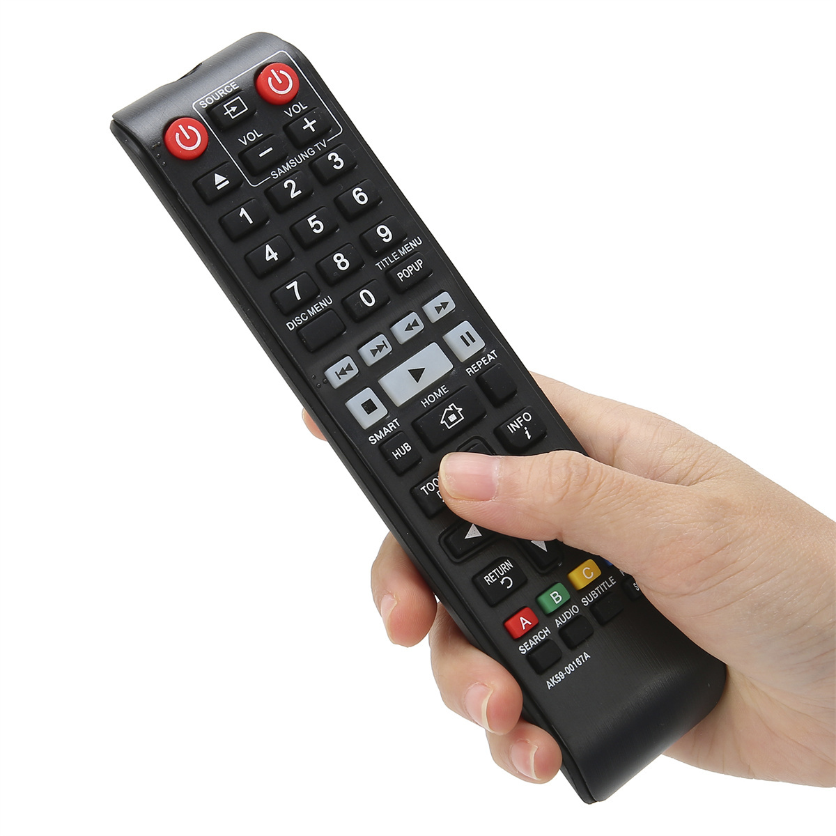 Eine schwarze TV-Fernbedienung mit roten Tasten und eine Hand, die sie hält, vor weißem Hintergrund.