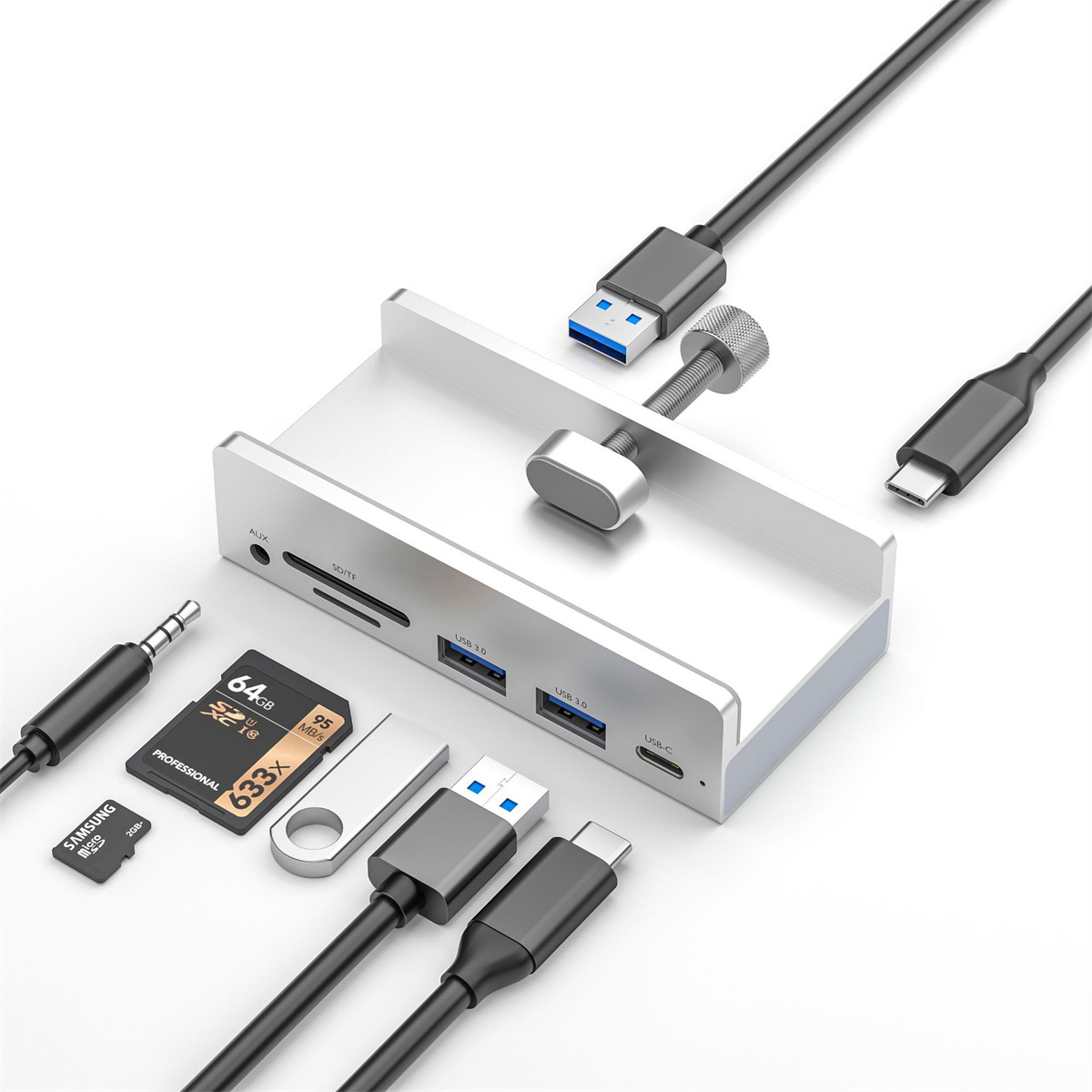 Ein silberner USB-Hub mit verschiedenen Anschlüssen und angeschlossenen Kabeln, neben SD-Karten und USB-Laufwerken.