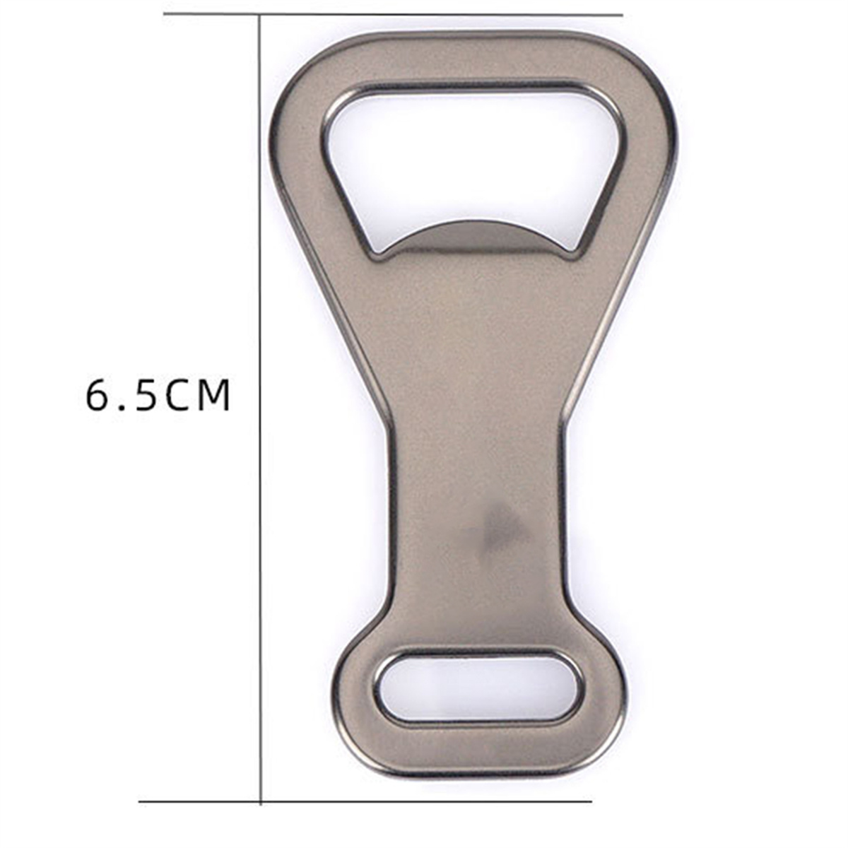 Ein silberner Flaschenöffner. Er hat einen Griff und ein Loch am Boden. Misst 6,5 cm.
