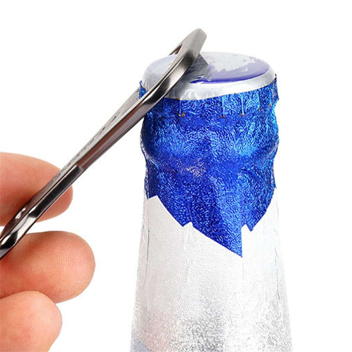 Ein Flaschenöffner, der eine Kappe von einer blau-bedeckten Flasche entfernt, Nahaufnahme.