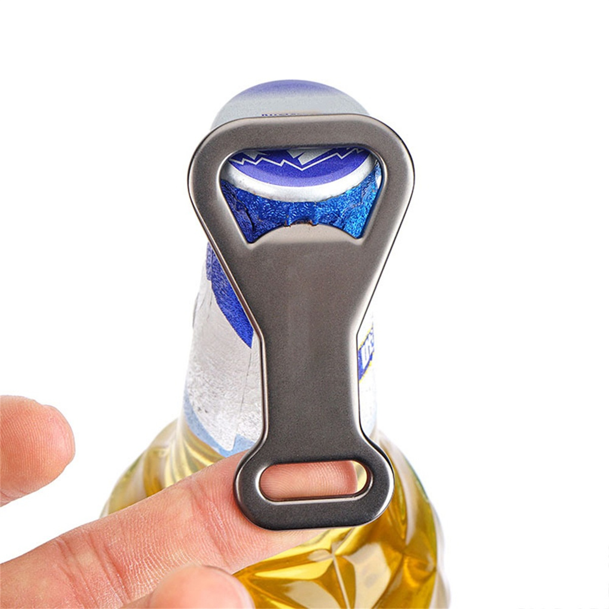 Flaschenöffner auf Bierflasche, gehalten von einer Hand.