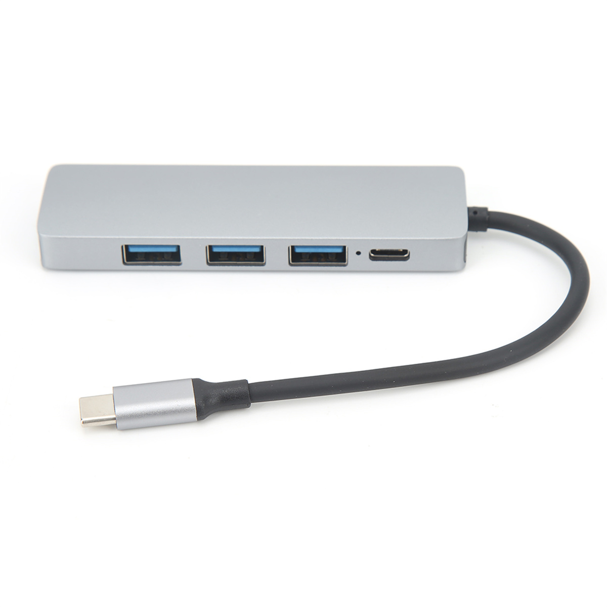 Silberner USB-Hub mit drei USB-Anschlüssen, einem USB-C-Anschluss und einem angeschlossenen Kabel.
