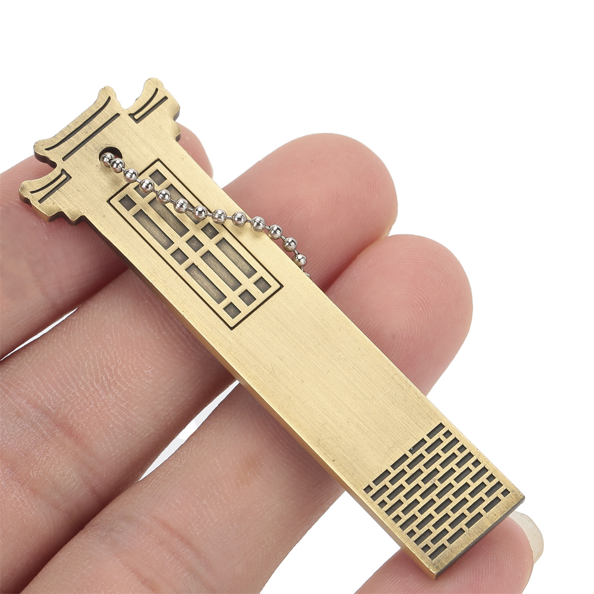 Ein goldfarbener USB-Stick mit traditionellem chinesischem Design. Es wird in der Hand einer Person gehalten.