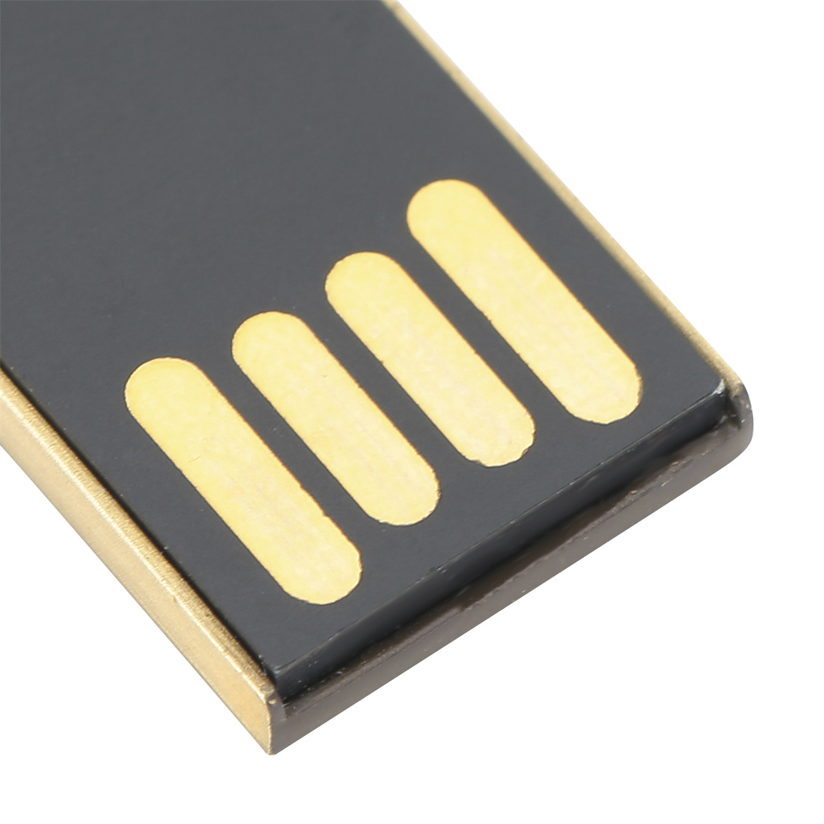 Nahaufnahme eines USB-Anschlusses mit schwarzer Oberseite und goldfarbenen Kontakten.