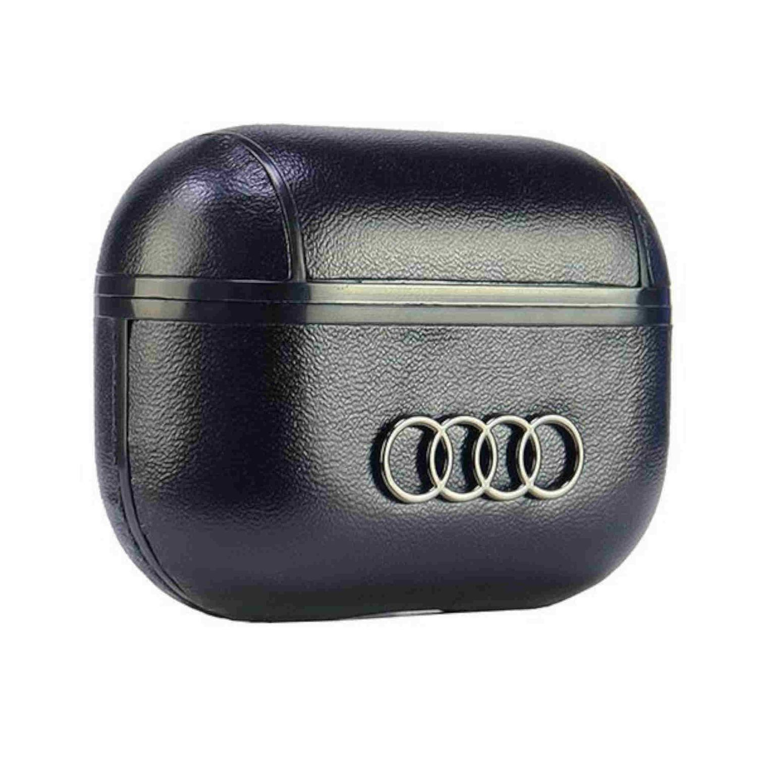 Custodia nera per AirPods con il logo Audi. Ha una superficie strutturata.