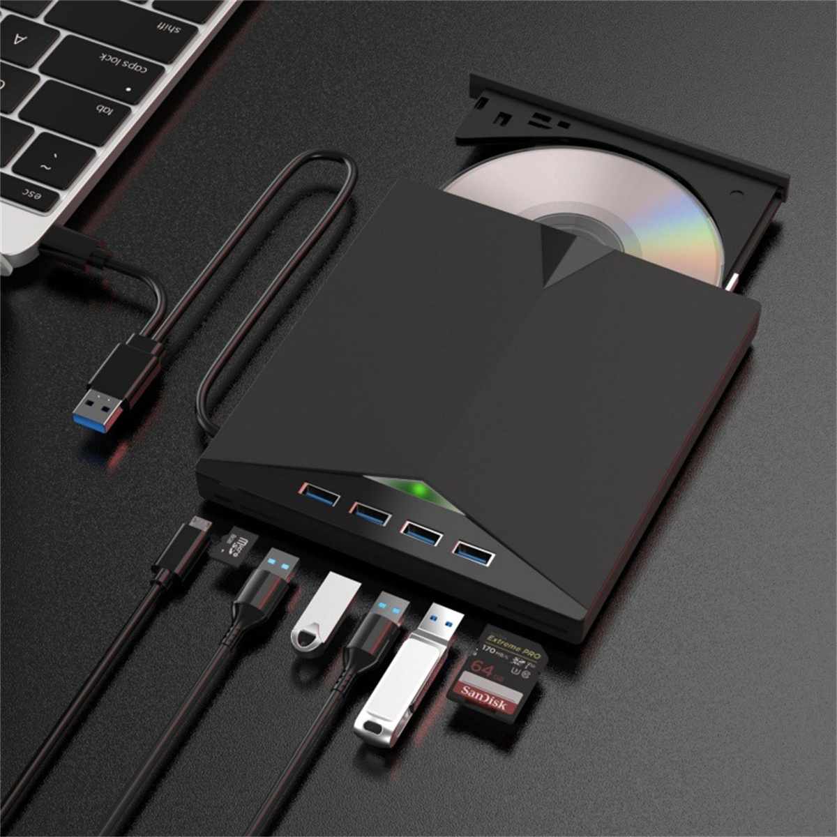 Schwarzes externes DVD-Laufwerk mit USB-Kabeln, SD-Karten und USB-Laufwerken auf einem Schreibtisch.