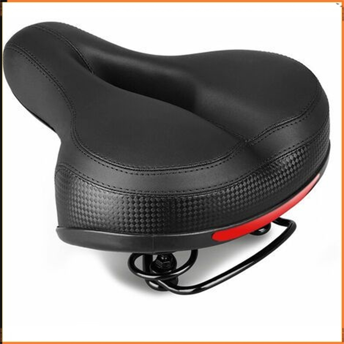 Schwarzer Fahrradsattel mit geschwungener Form, gepolsterter Sitzfläche und roten Akzenten.