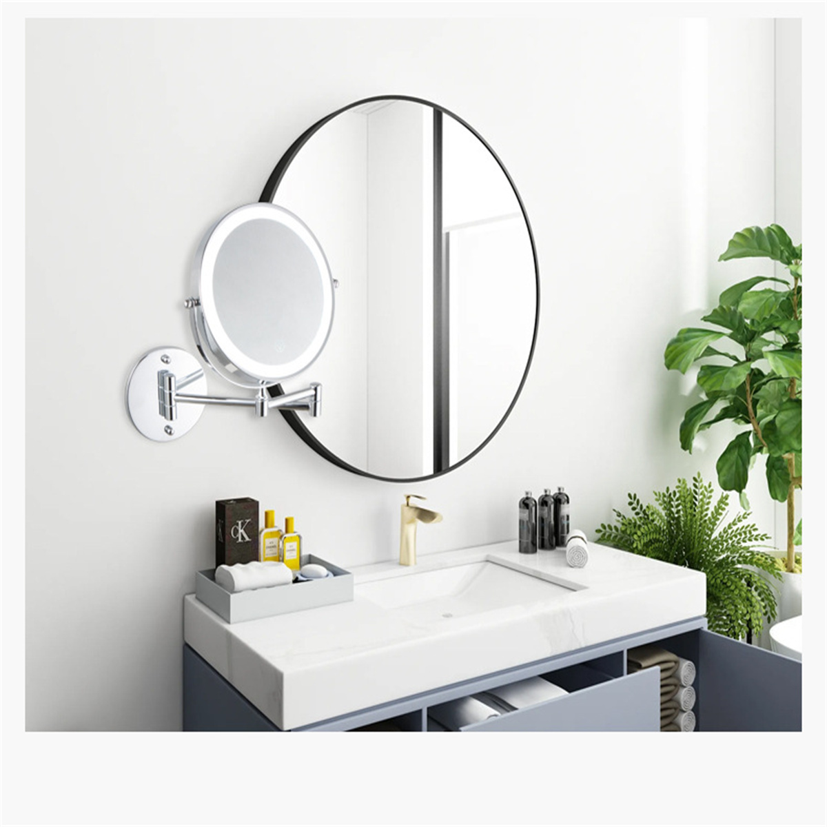Badezimmer mit rundem Spiegel, Vergrößerungsspiegel und weißem Waschbecken.