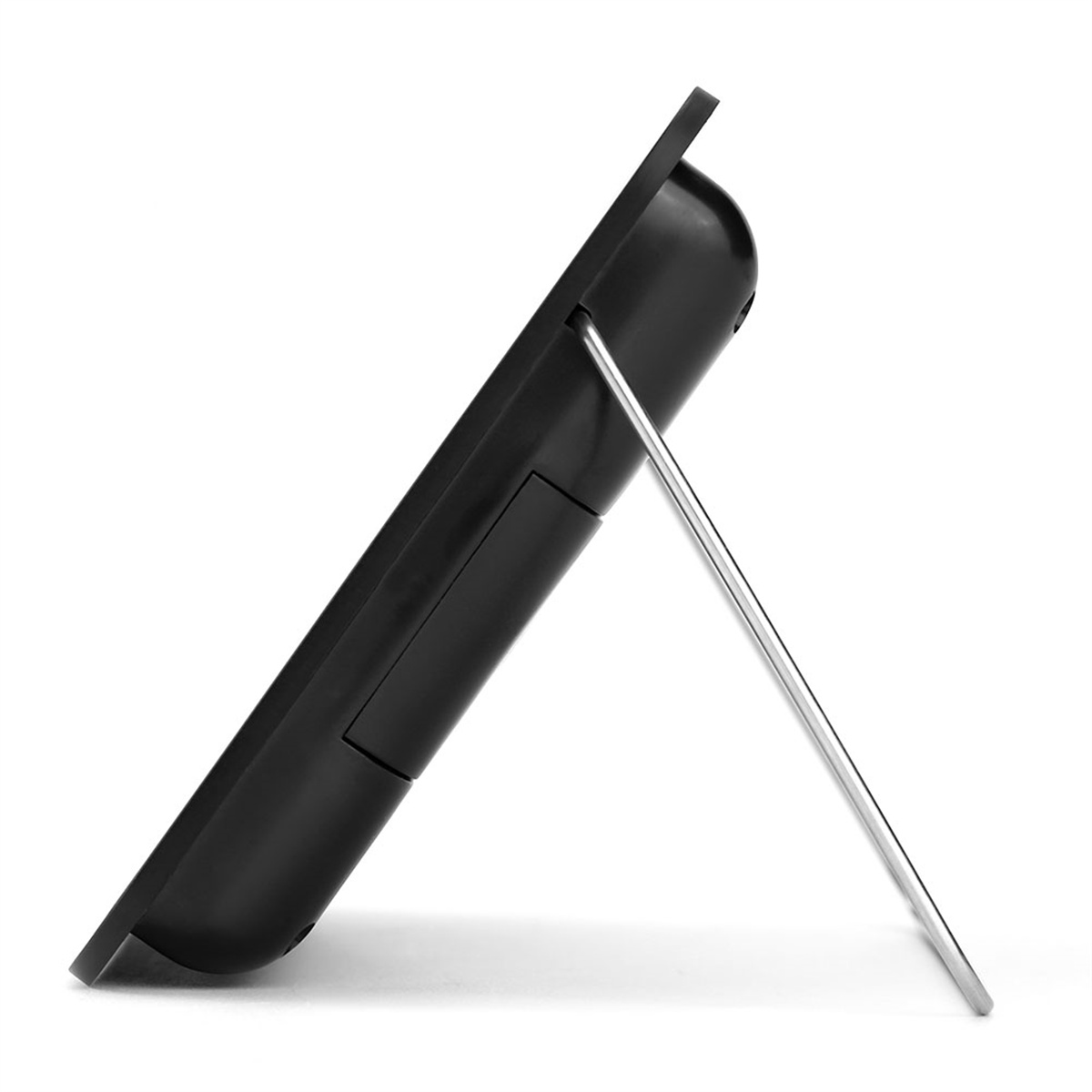 Schwarzes Tablet mit silbernem Ständer, seitlich abgewinkelt.