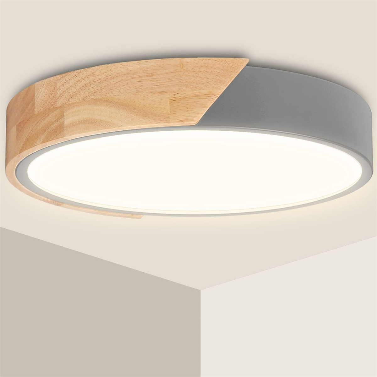 Eine kreisförmige Deckenleuchte mit Holz- und Graubereichen. Sie ist an einer weißen Decke montiert.