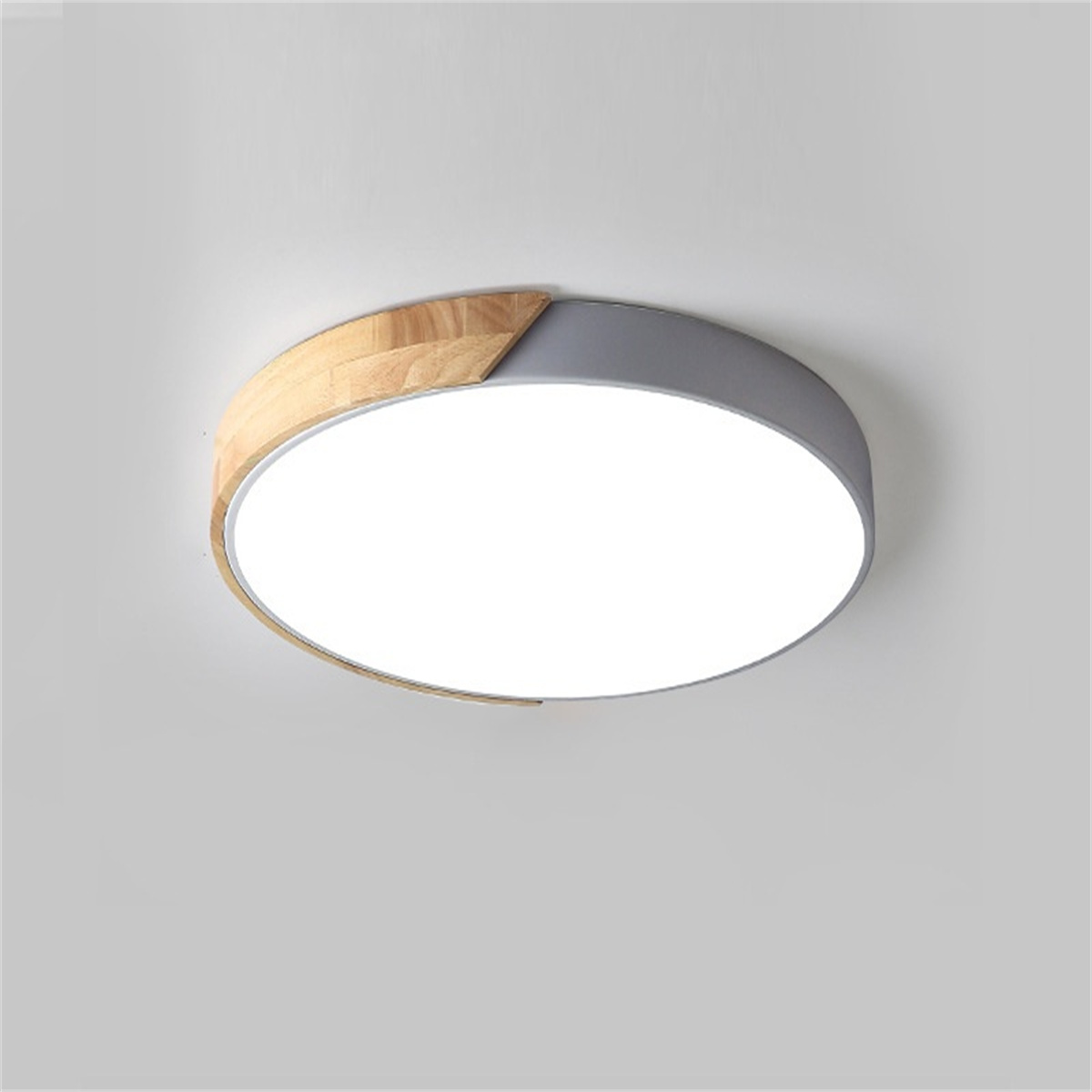 Runde, moderne Deckenleuchte mit Holzverkleidung und grauem Rand. Das Licht befindet sich an einer weißen Decke.