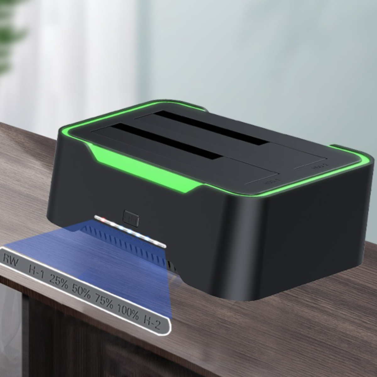 Schwarze und grüne Festplatten-Dockingstation. Es hat zwei Steckplätze und eine blaue LED-Anzeige mit Prozentangabe.