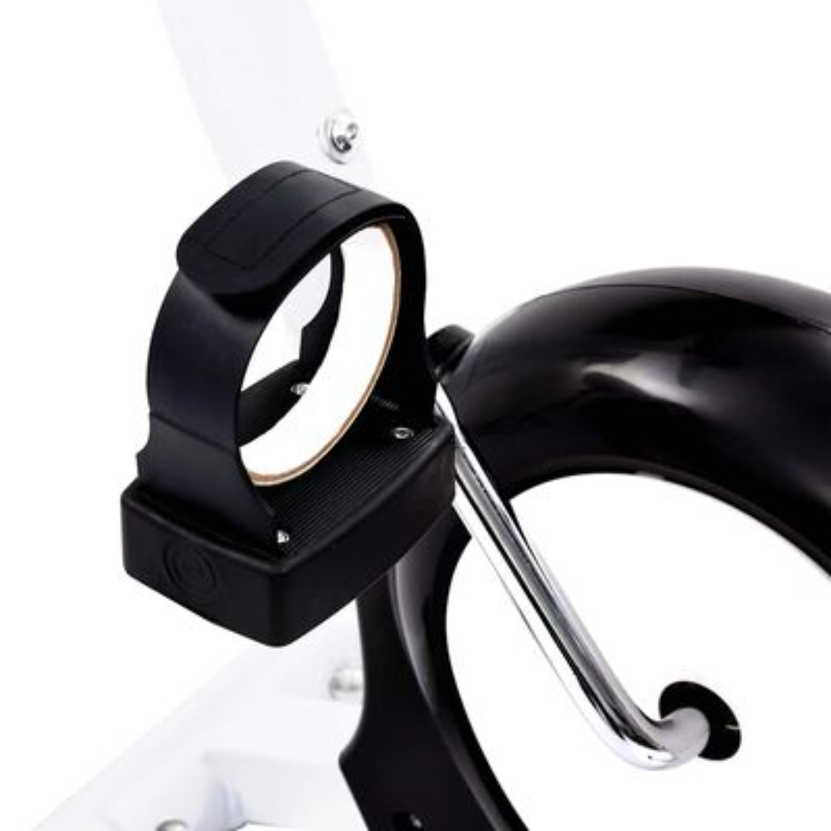 Nahaufnahme eines schwarzen Fußpedals mit schwarzem Riemen an einem Heimtrainer. Der Hintergrund ist weiß.