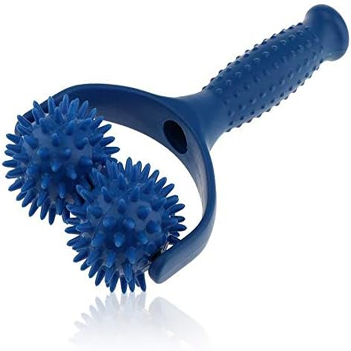Blauer Massage-Roller mit stacheligen Bällen und einem Griff. Weißer Hintergrund.