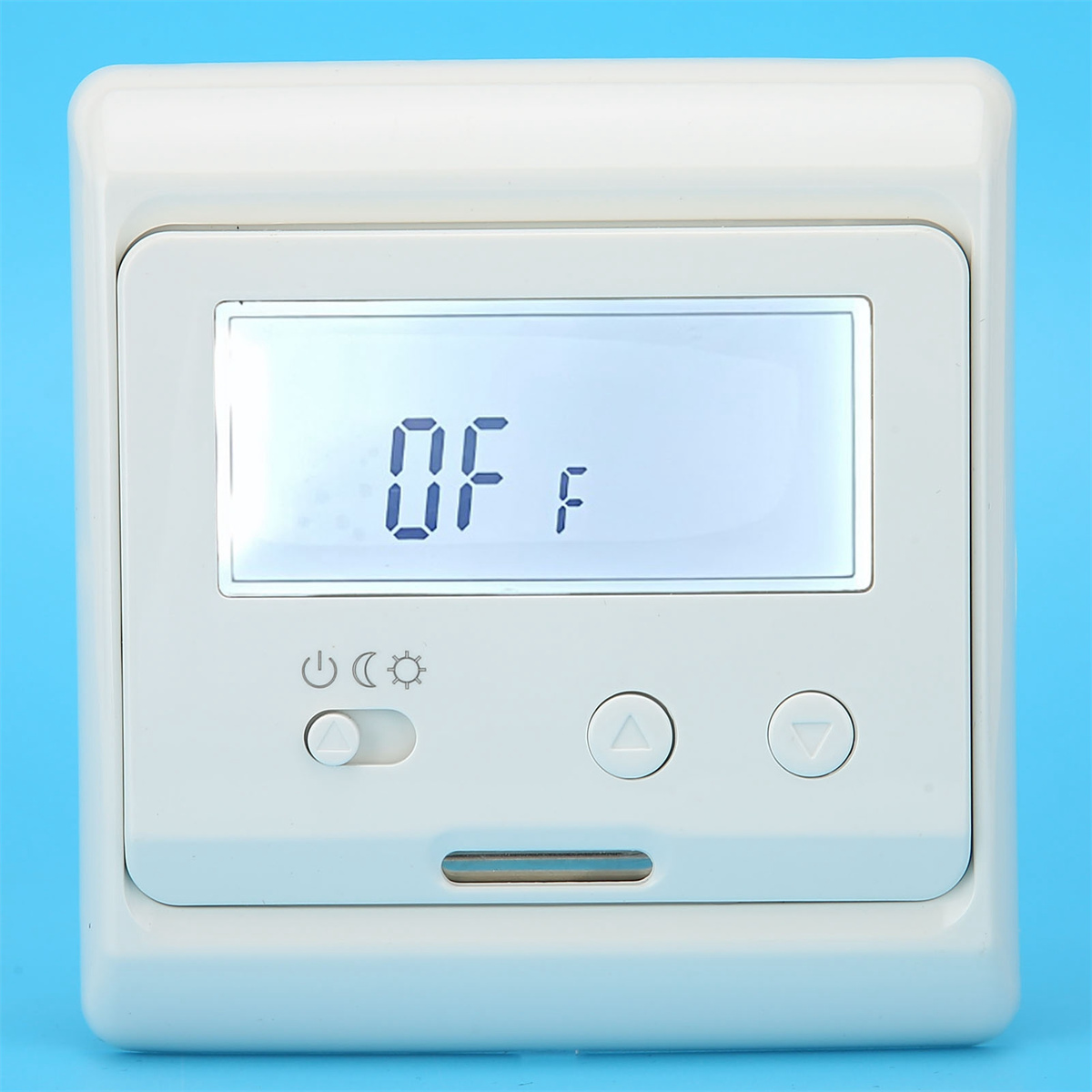 Weißer Thermostat mit Digitalanzeige, die 'OF F' auf blauem Hintergrund zeigt.