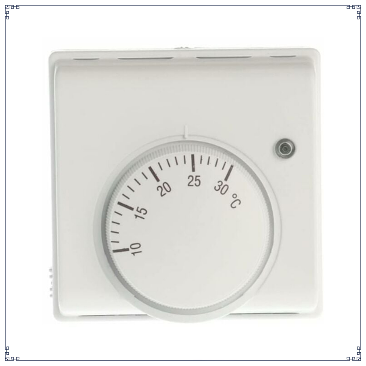 Ein weißes Thermostat mit großem Drehknopf und Temperaturskala. Weißer Hintergrund.