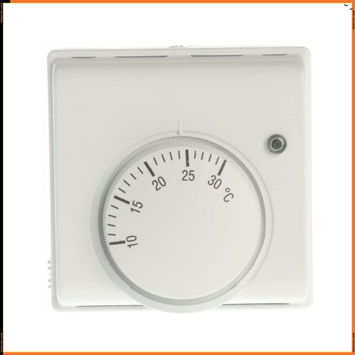 Weißer quadratischer Thermostat mit Zifferblatt und Gradmarkierungen, isoliert auf weißem Hintergrund.