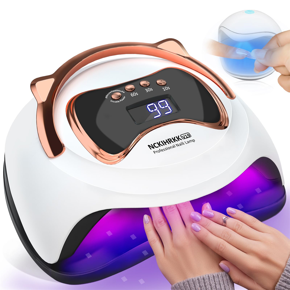 Weiße Nagellampe mit roségoldfarbenen Akzenten. Eine Hand legt Nägel in die Lampe.