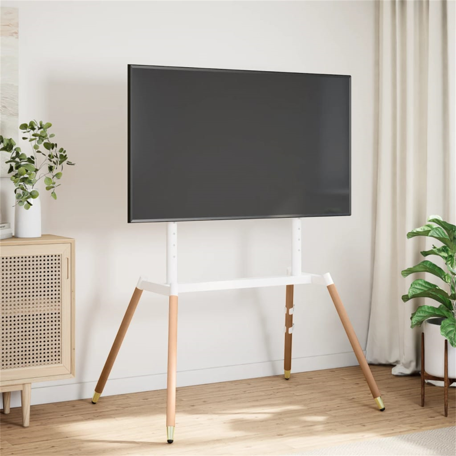 Ein TV-Ständer mit einem schwarzen Fernseher oben, mit einem weißen und hölzernen Ständer und Pflanzen auf jeder Seite.