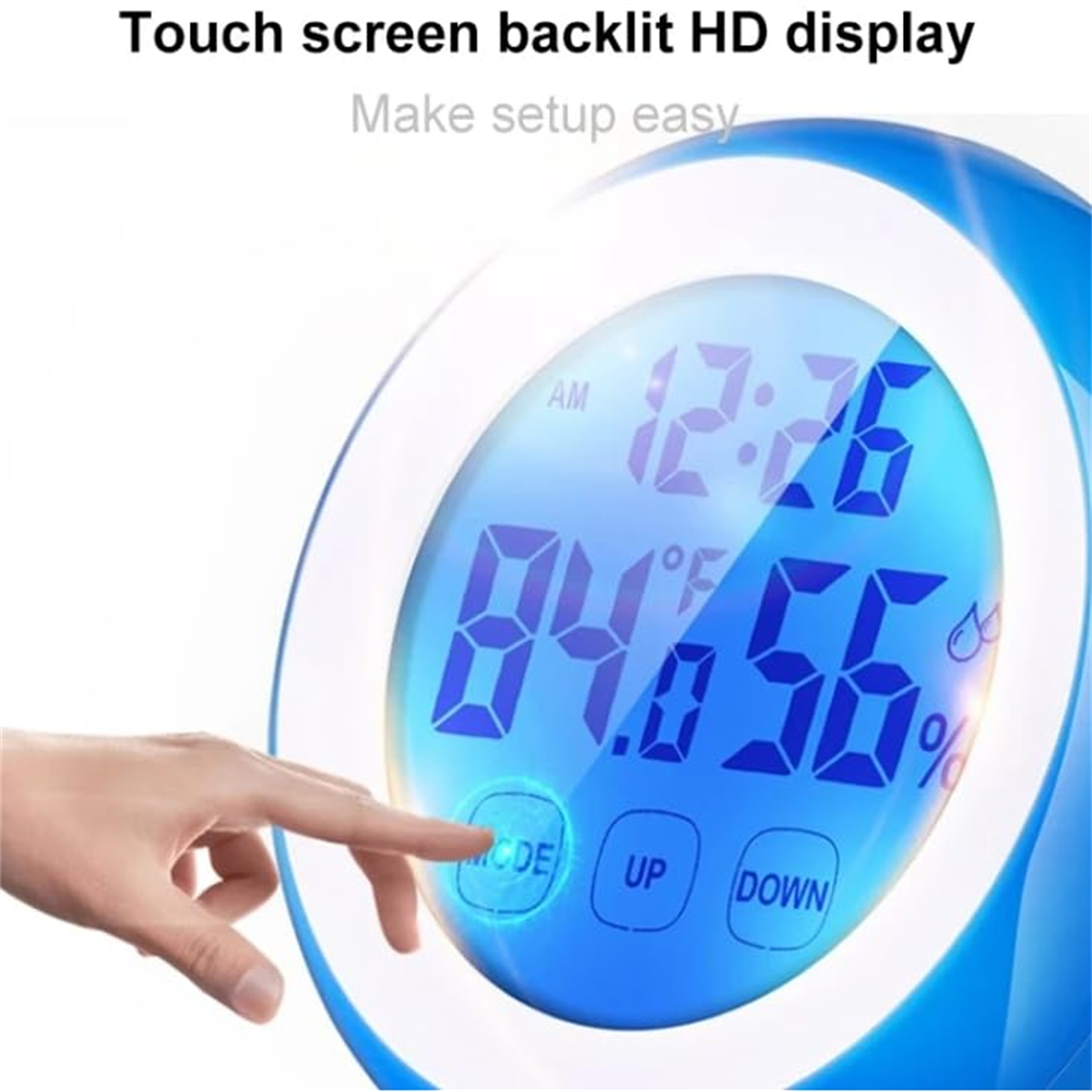 Ein blauer digitaler Wecker mit Touchscreen. Er zeigt Zeit, Temperatur und Luftfeuchtigkeit an.