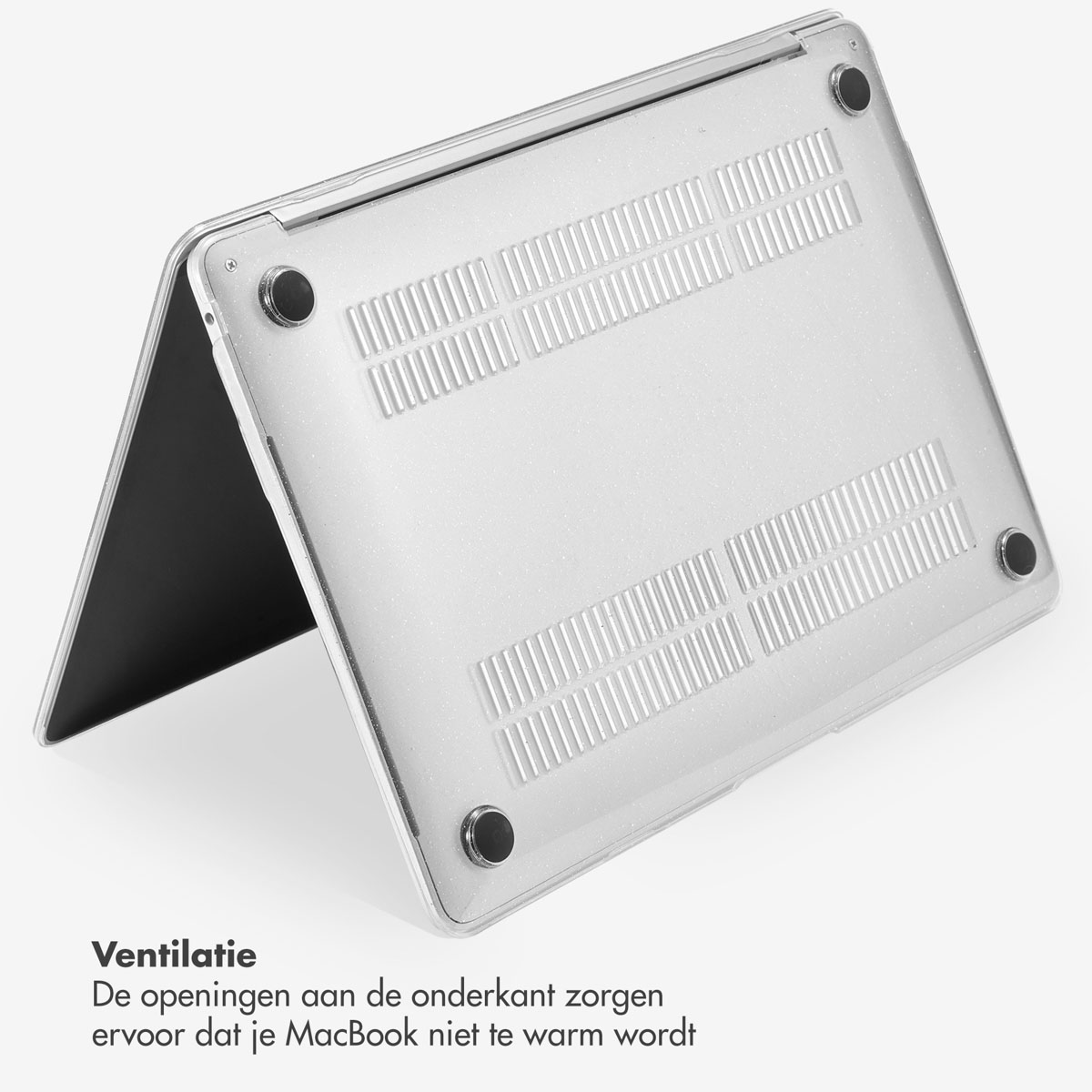 Unterseite eines silbernen Laptops mit Lüftungsöffnungen, mit Text über die Belüftung.