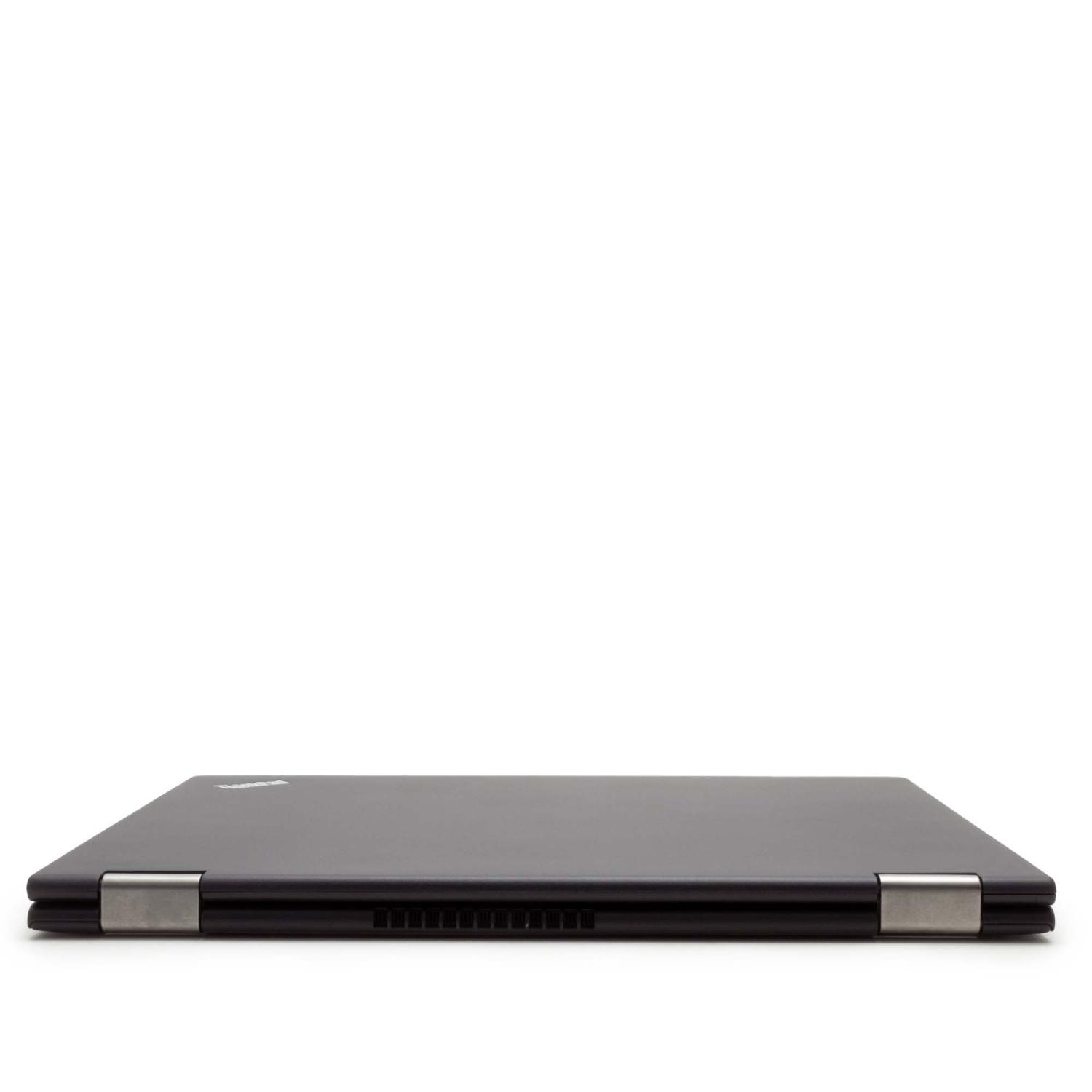 Geschlossener schwarzer Laptop vor weißem Hintergrund. Der Laptop ist von der Seite zu sehen.
