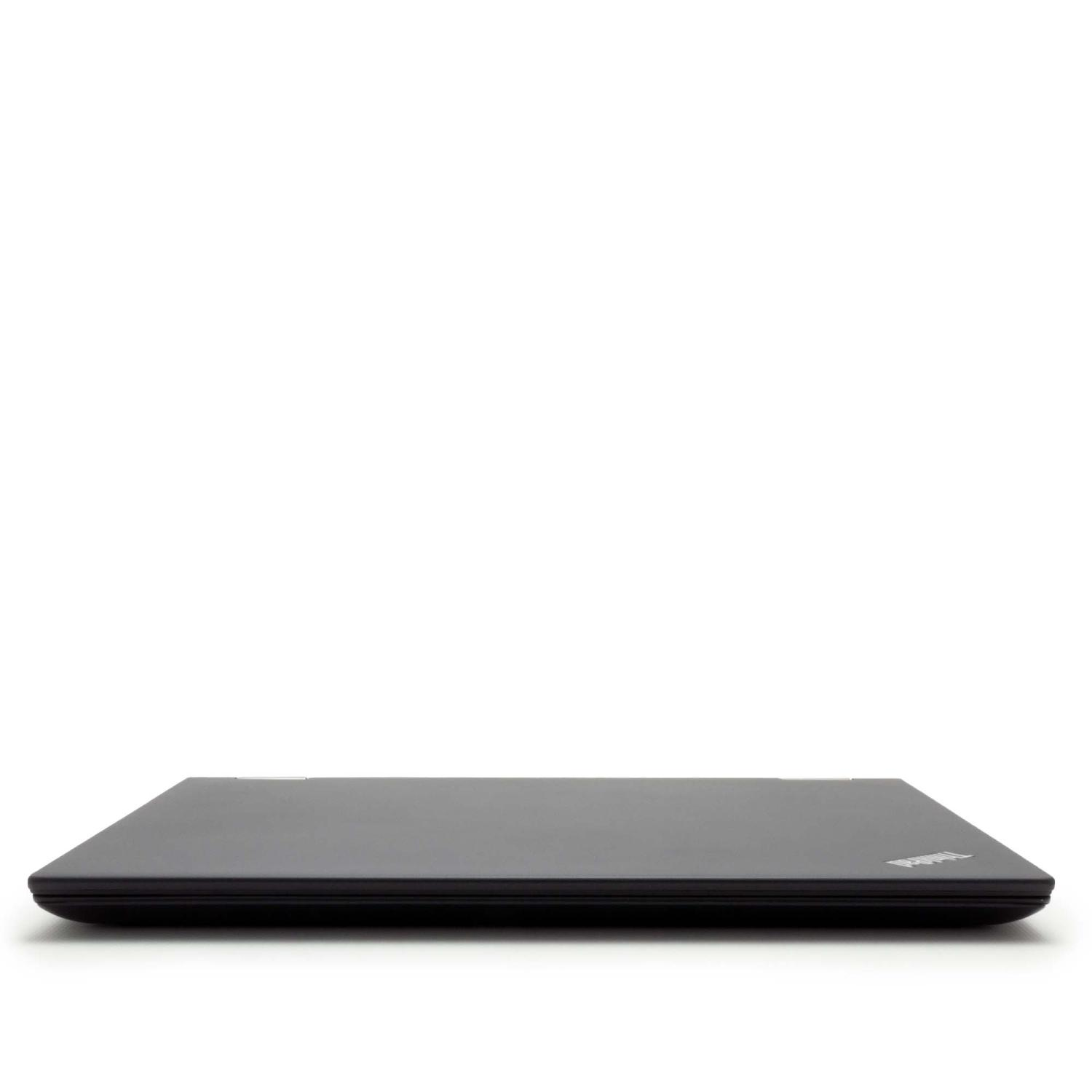 Schwarzer Laptop, geschlossen, auf einer weißen Oberfläche. Die Oberseite ist zur Kamera gerichtet.