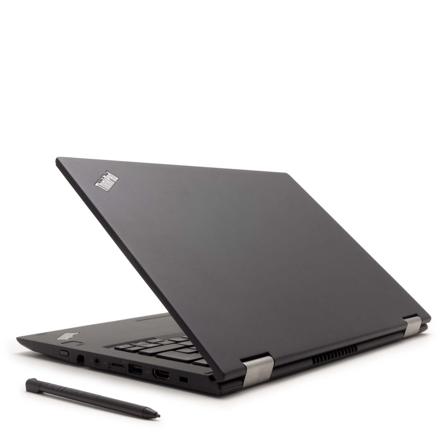 Schwarzer Laptop, geöffnet, auf weißem Hintergrund, mit Stift, schräge Ansicht, professionelles Setup.